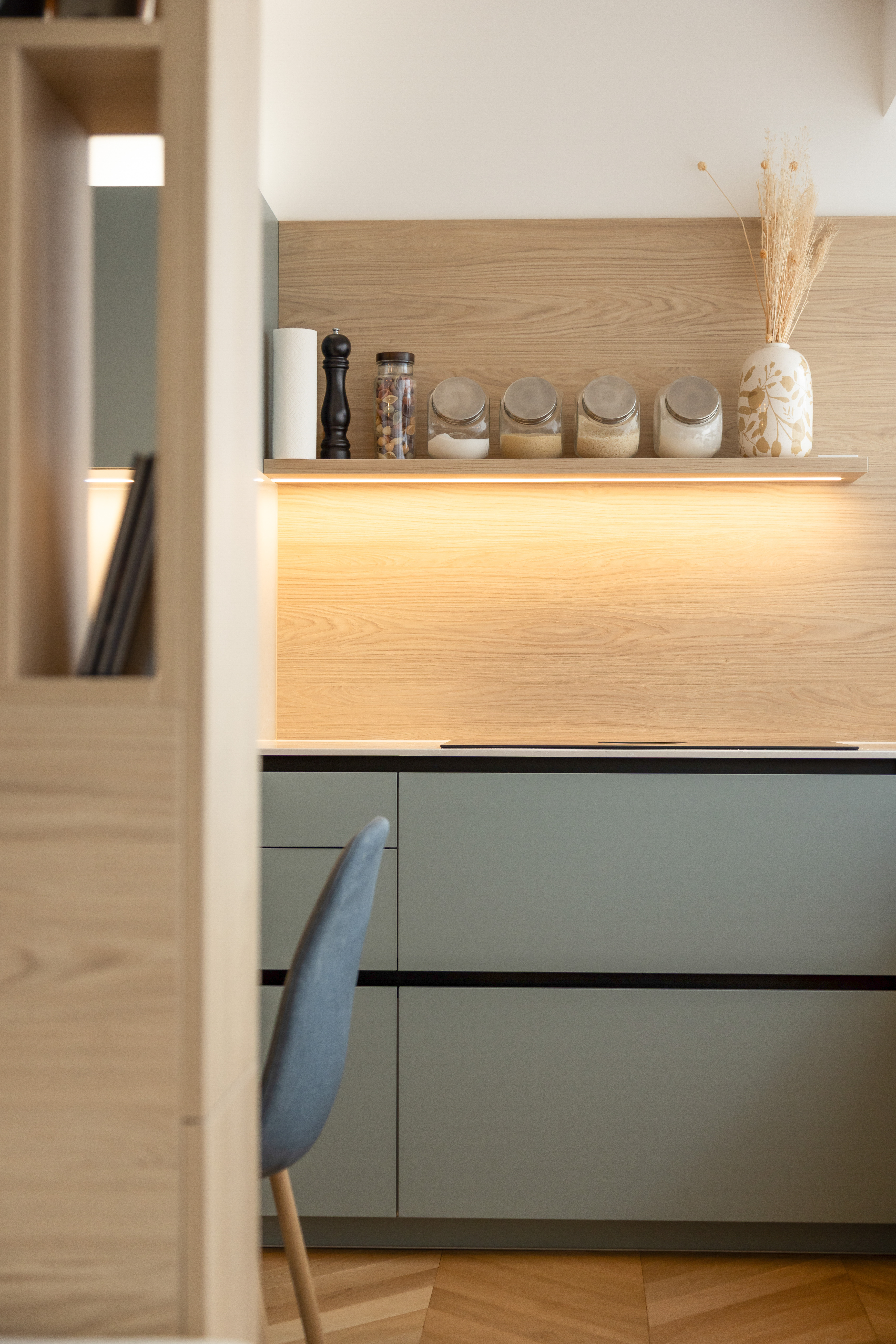 agencement sur mesure.séparation d’espace semi-ouverte.rangements intégrés.harmonie des matériaux.ambiance naturelle bois clair.luminaires suspendus design.continuité visuelle agencement sur mesure.séparation d’espace semi-ouverte.rangements intégrés.harmonie des matériaux.ambiance naturelle bois clair.luminaires suspendus design.continuité visuelle