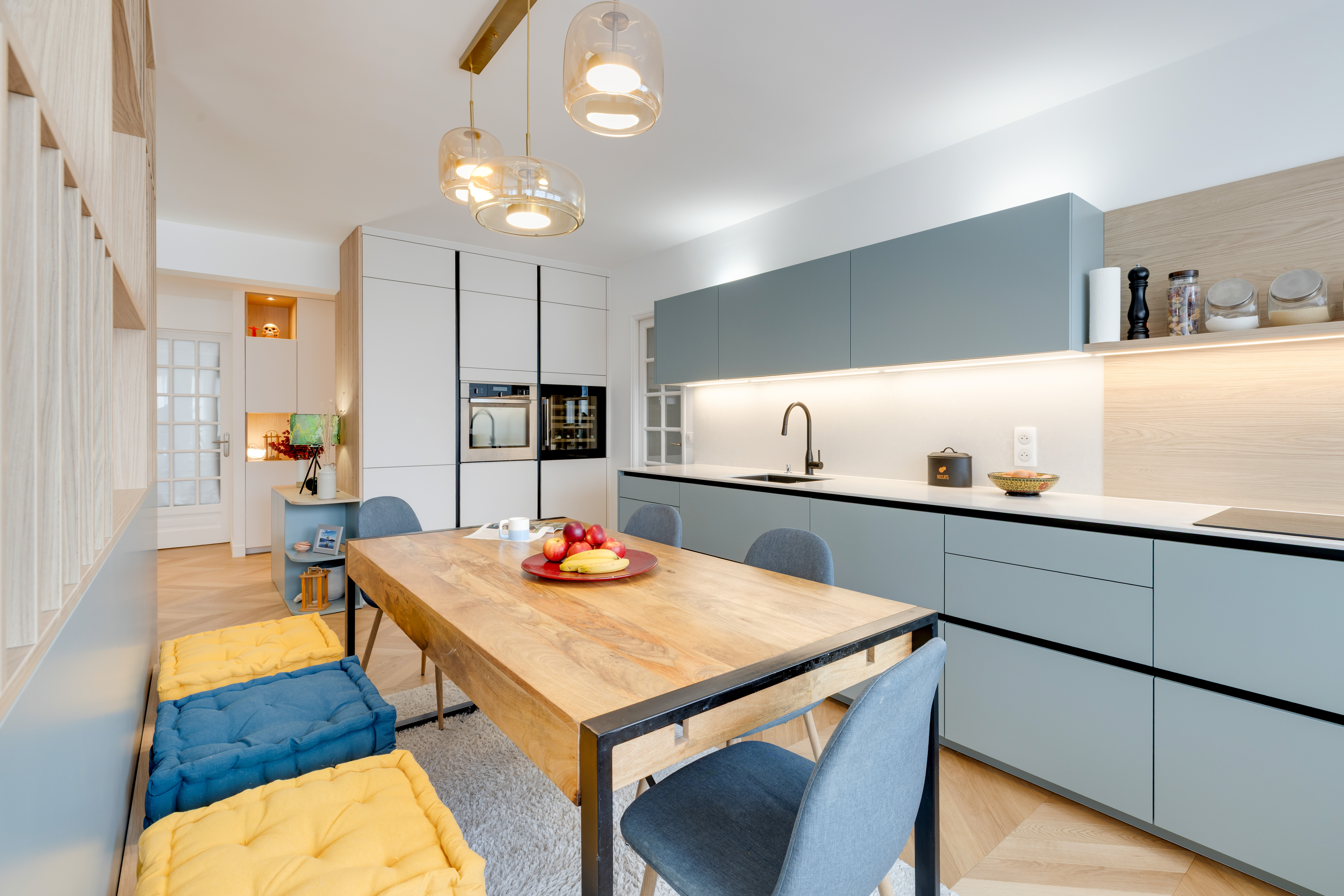 rénovation complète appartement Boulogne-Billancourt.entrée avec banc de rangement intégré.cloison bois ajourée sur mesure.cuisine design avec ilot central.mobilier intégré rénovation complète appartement Boulogne-Billancourt.entrée avec banc de rangement intégré.cloison bois ajourée sur mesure.cuisine design avec ilot central.mobilier intégré