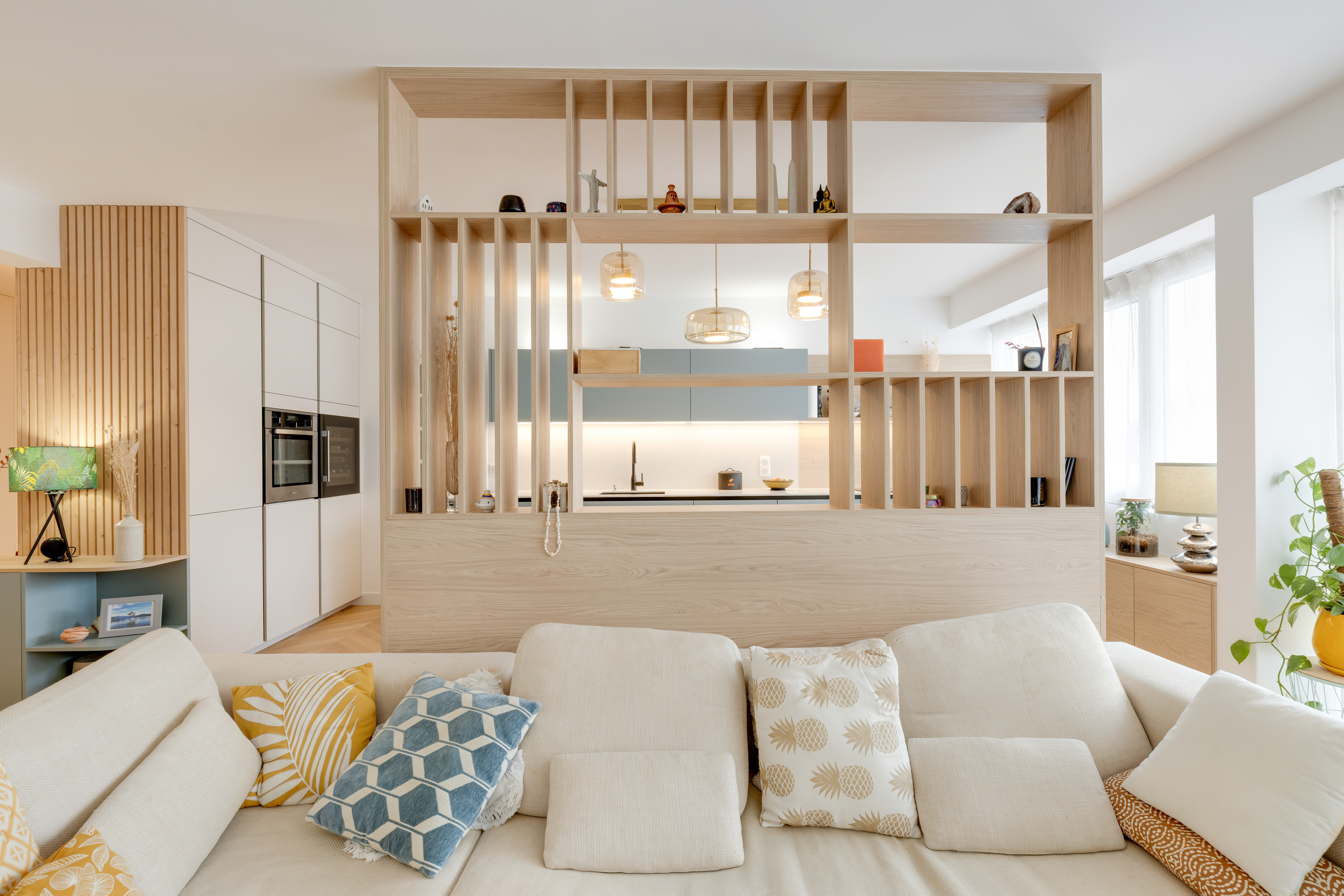 rénovation complète appartement Boulogne-Billancourt.entrée avec banc de rangement intégré.cloison bois ajourée sur mesure.cuisine design avec ilot central.mobilier intégré en rénovation complète appartement Boulogne-Billancourt.entrée avec banc de rangement intégré.cloison bois ajourée sur mesure.cuisine design avec ilot central.mobilier intégré en