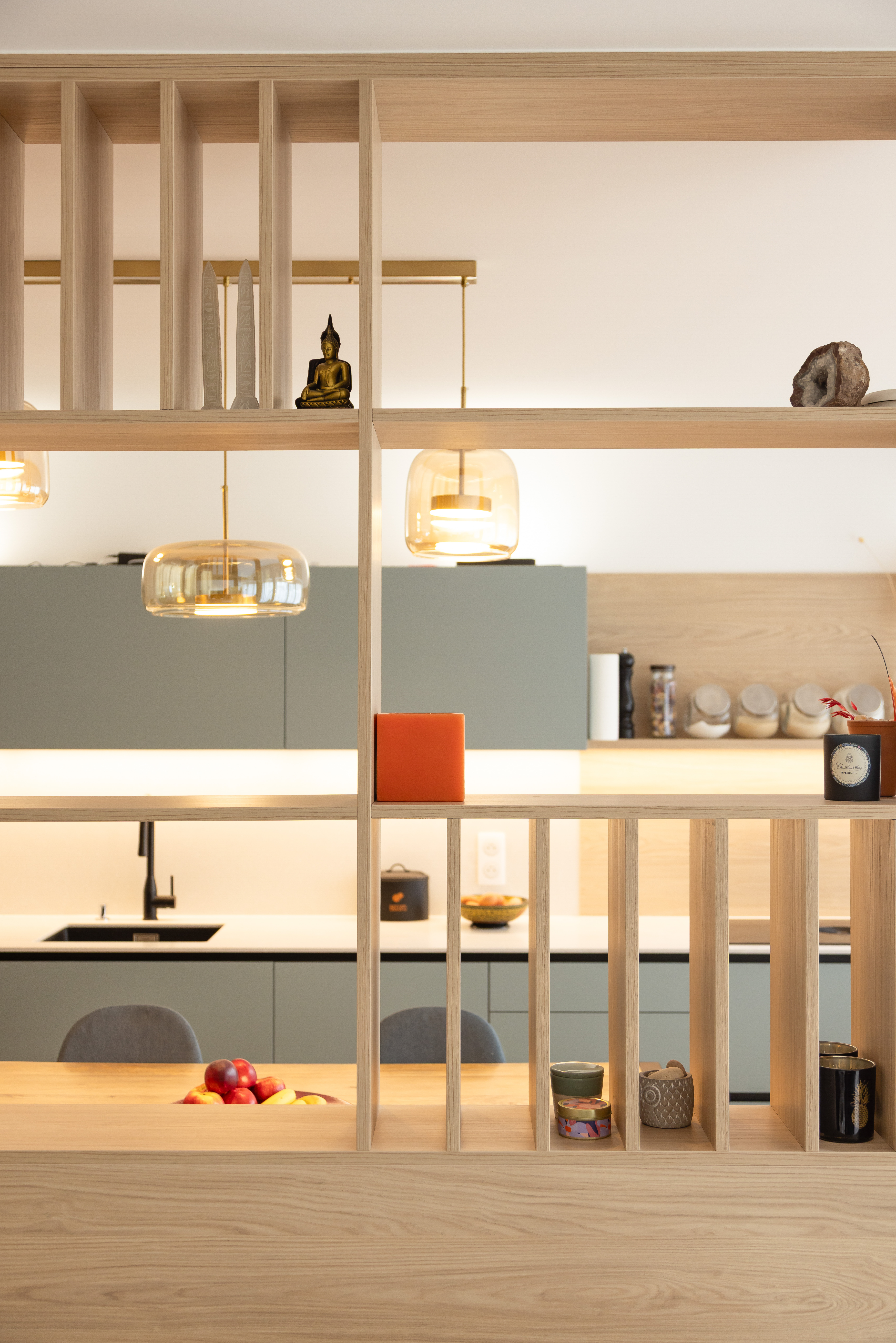 rénovation complète appartement Boulogne-Billancourt.entrée avec banc de rangement intégré.cloison bois ajourée sur mesure.cuisine design avec ilot central.mobilier intégré (4) rénovation complète appartement Boulogne-Billancourt.entrée avec banc de rangement intégré.cloison bois ajourée sur mesure.cuisine design avec ilot central.mobilier intégré (4)