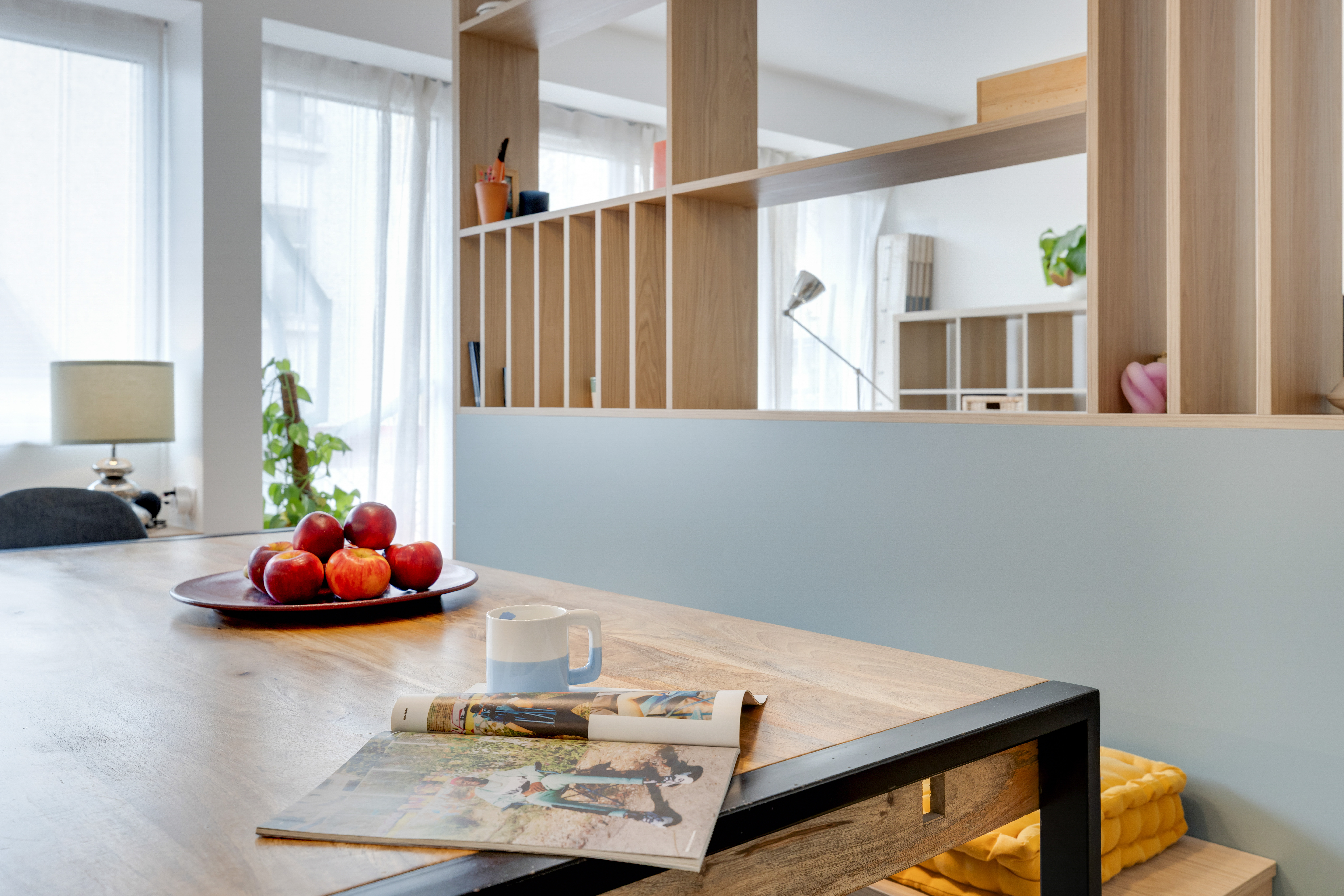 agencement sur mesure.séparation d’espace semi-ouverte.rangements intégrés.harmonie des matériaux.ambiance naturelle bois clair.luminaires suspendus design.continuité visuel (6) agencement sur mesure.séparation d’espace semi-ouverte.rangements intégrés.harmonie des matériaux.ambiance naturelle bois clair.luminaires suspendus design.continuité visuel (6)