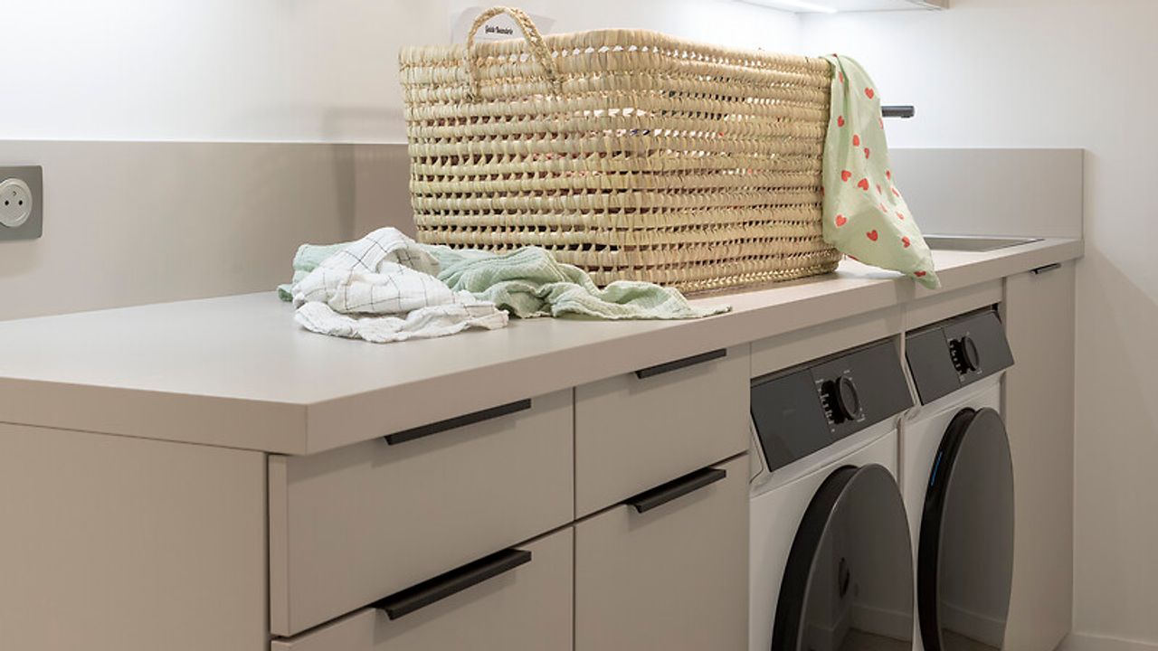 buanderie-minimaliste-agencement-sur-mesure-perene-merignac