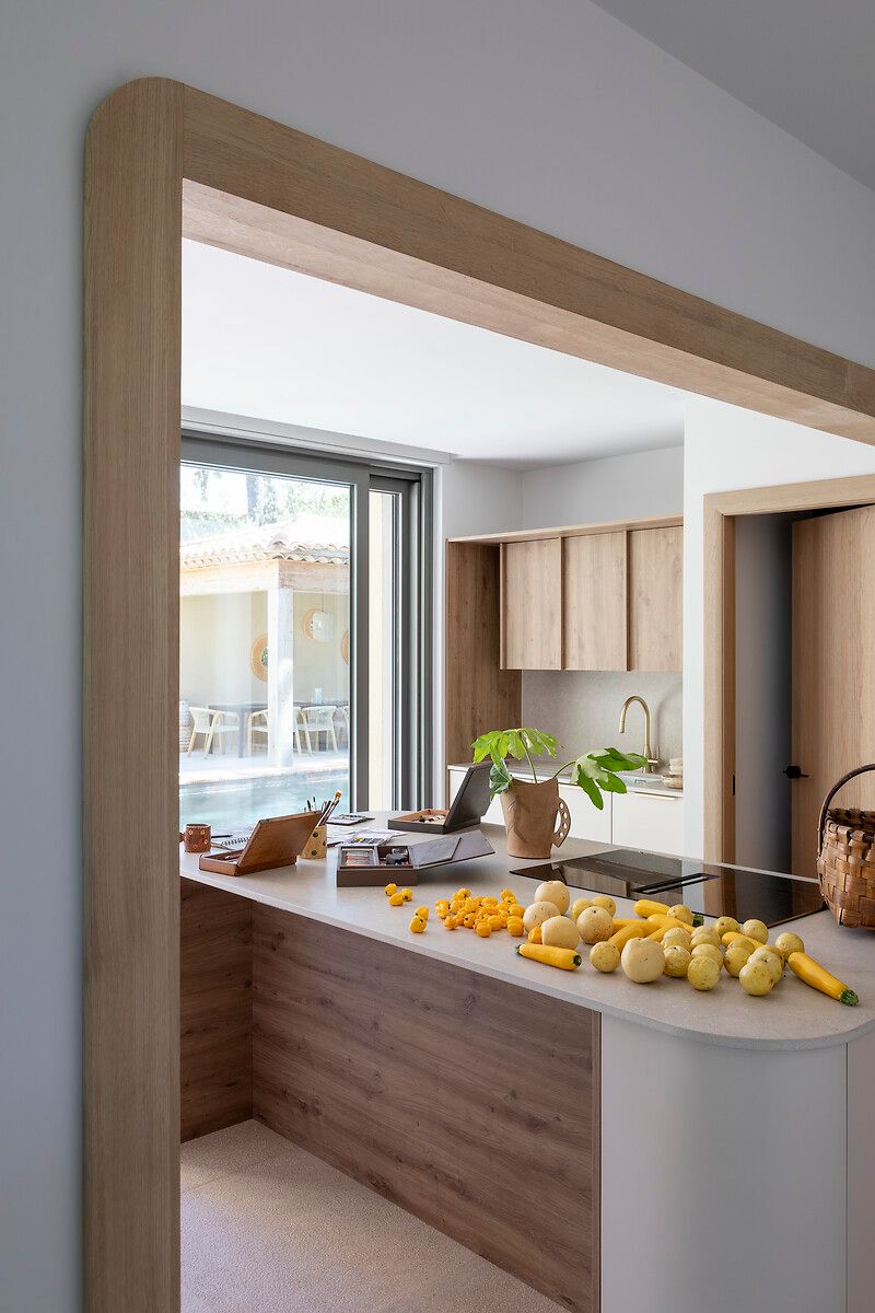 Ilot-central-ceramique-blanche-Bois-chene-Perene Ilot-central-ceramique-blanche-Bois-chene-Perene