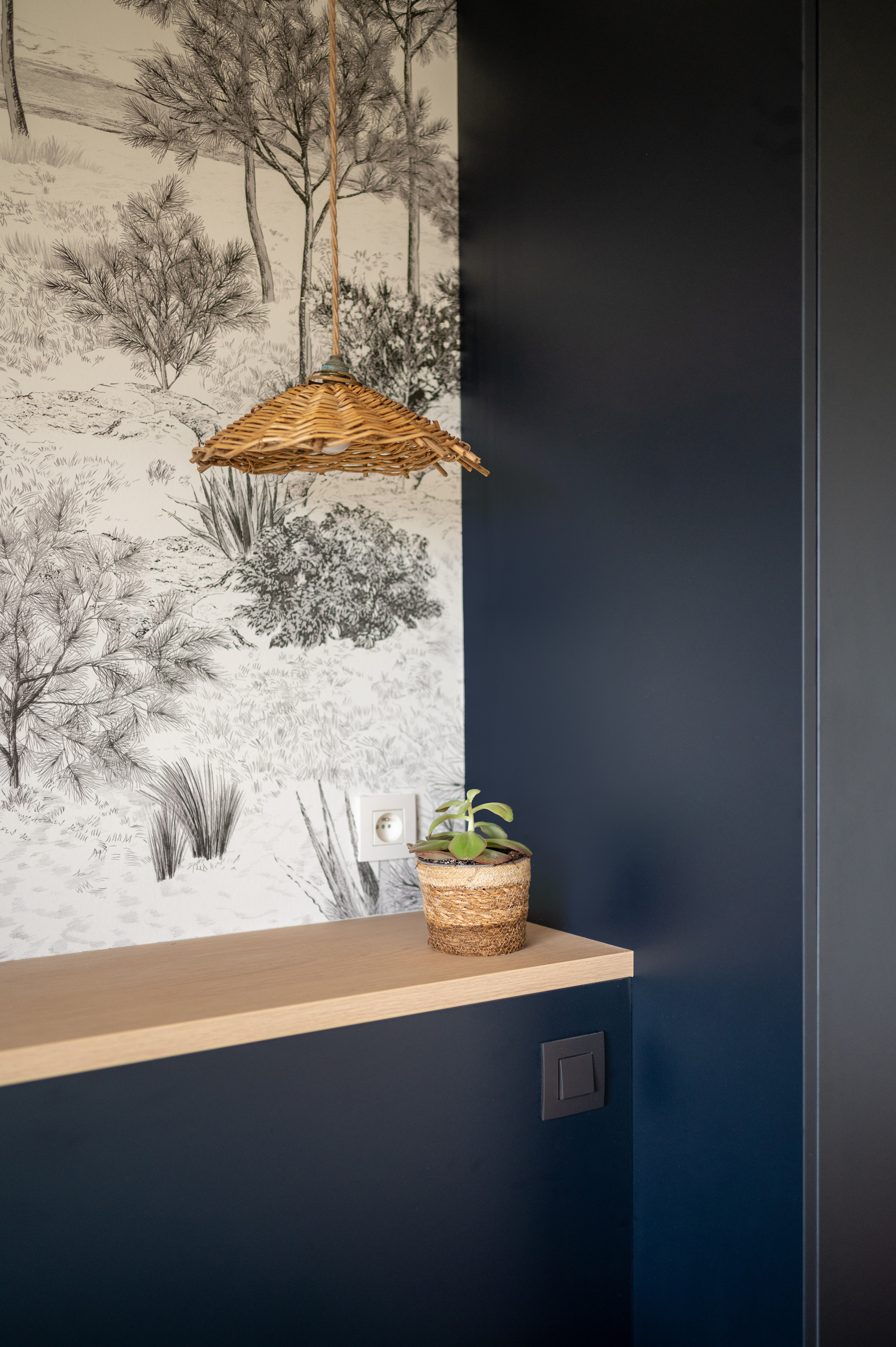 Detail-papier-peint-fleur-luminaire-chambre-perene-angers