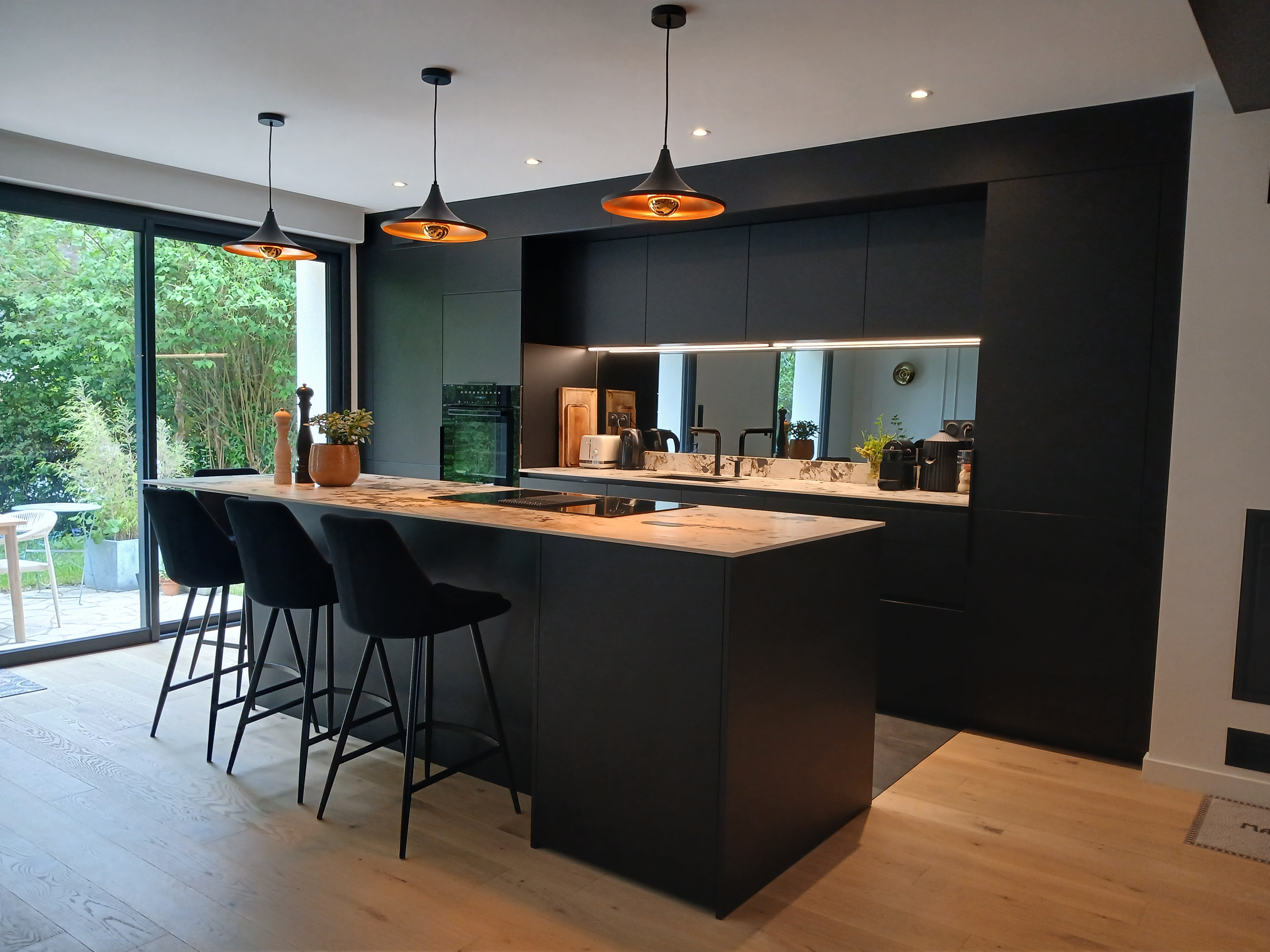 CUIINE NOIR et Ceramique veinée