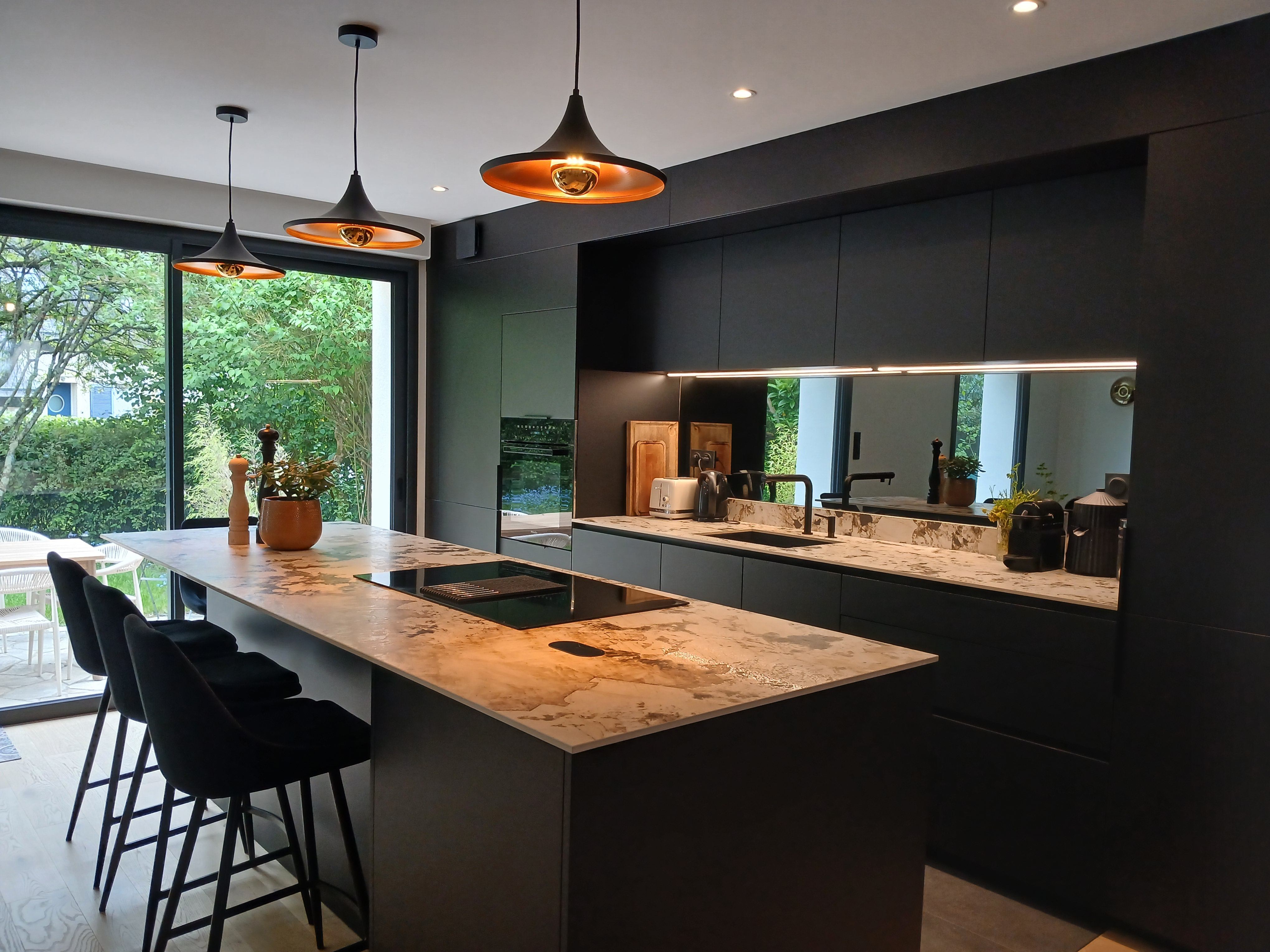 Cuisine Noir et ceramique veinée 2