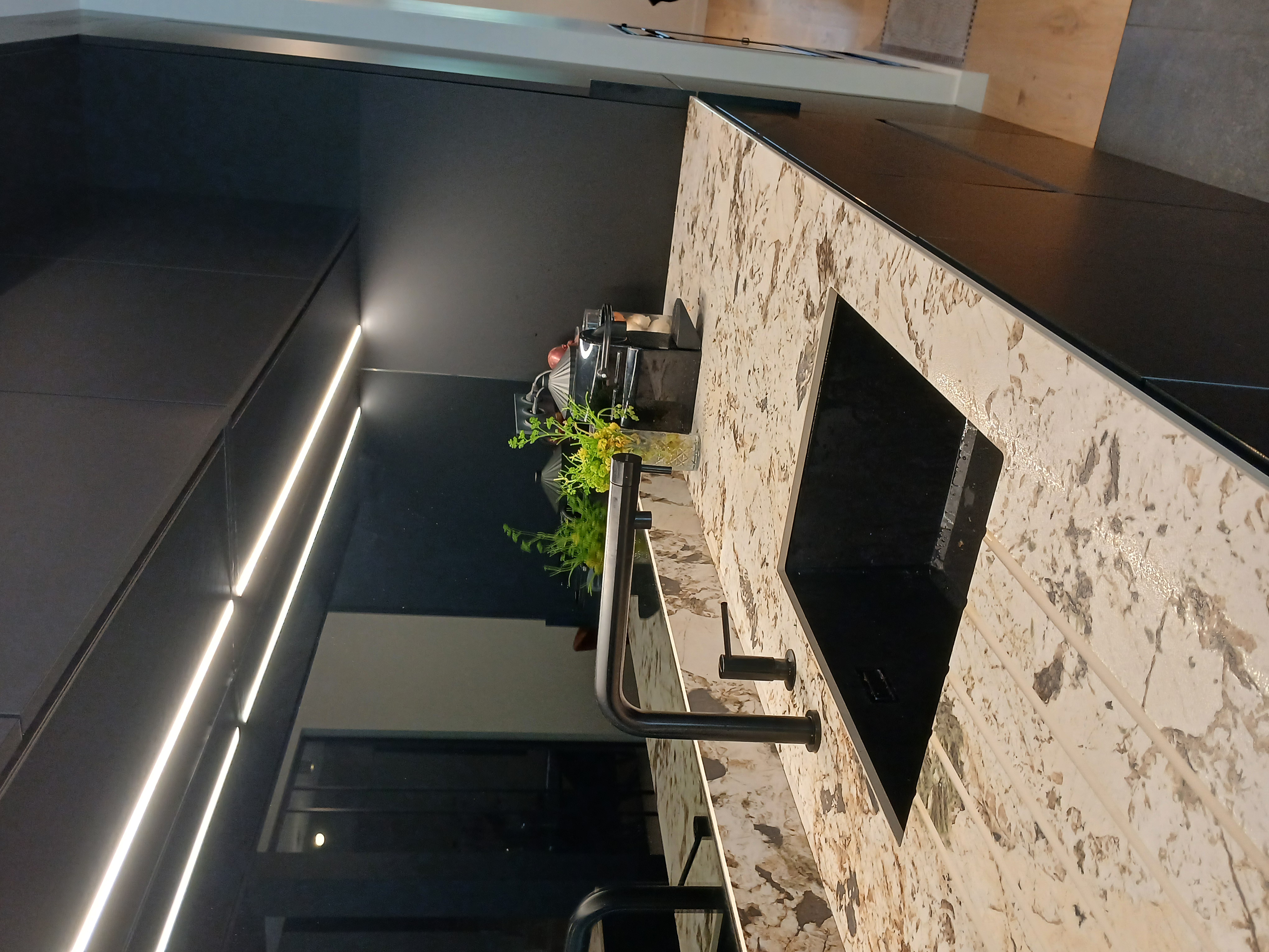 Cuisine Noir et ceramique veinée 5