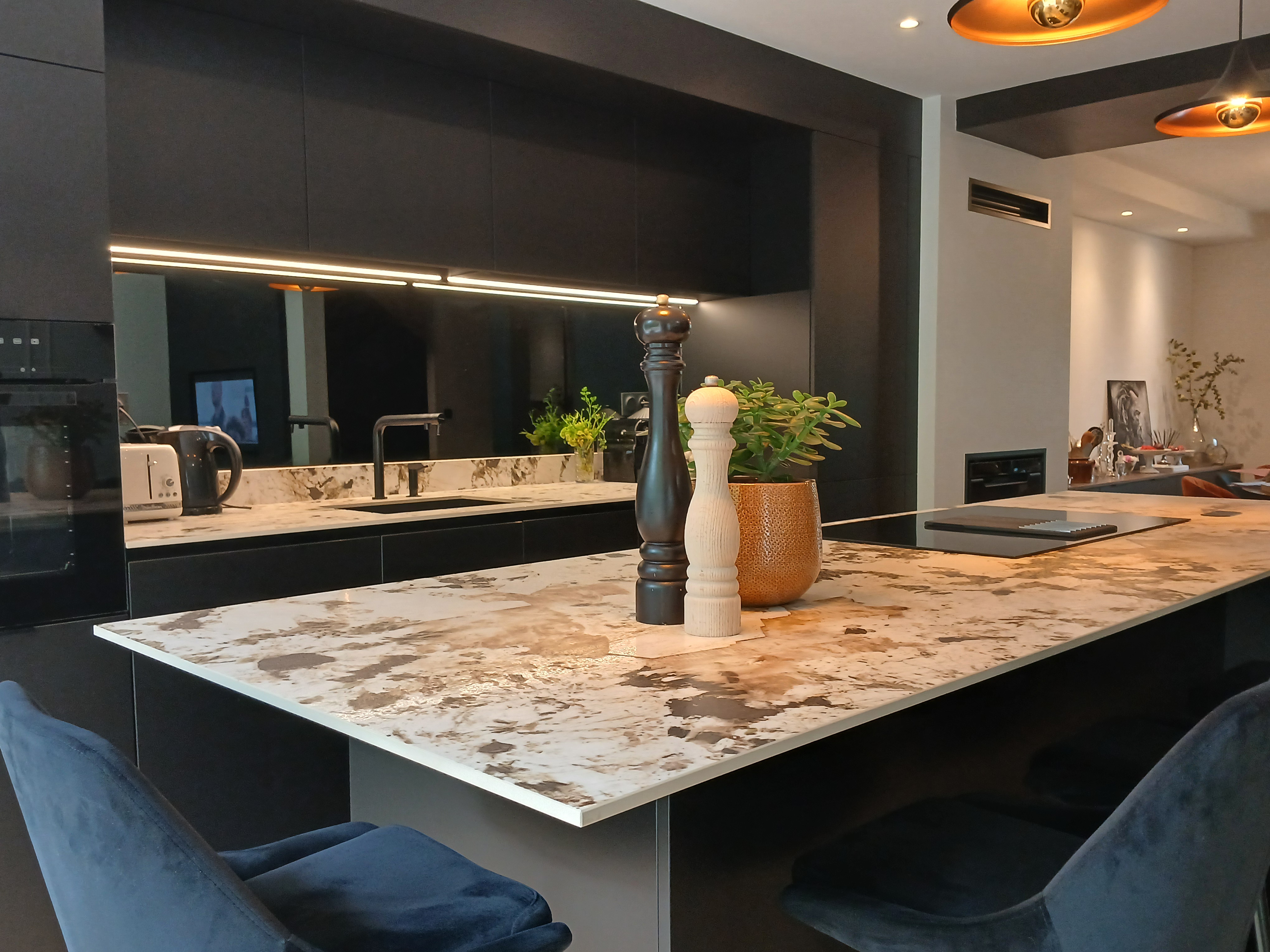 Cuisine Noir et ceramique veinée 3