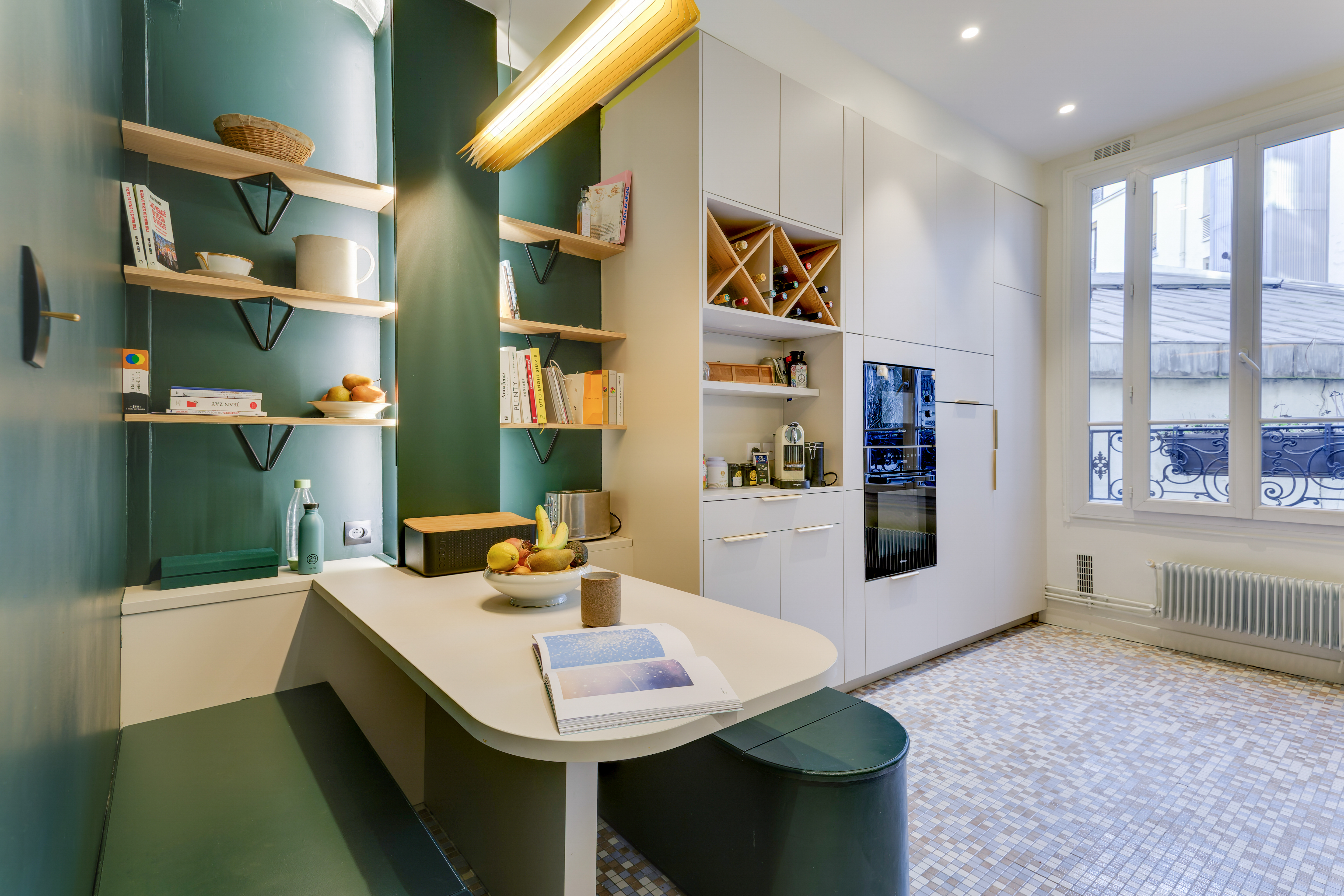 cuisine-perene-paris-7-lumiere-pierre-naturelle-vert-foret-interupteur-banquette-table-sur-mesure