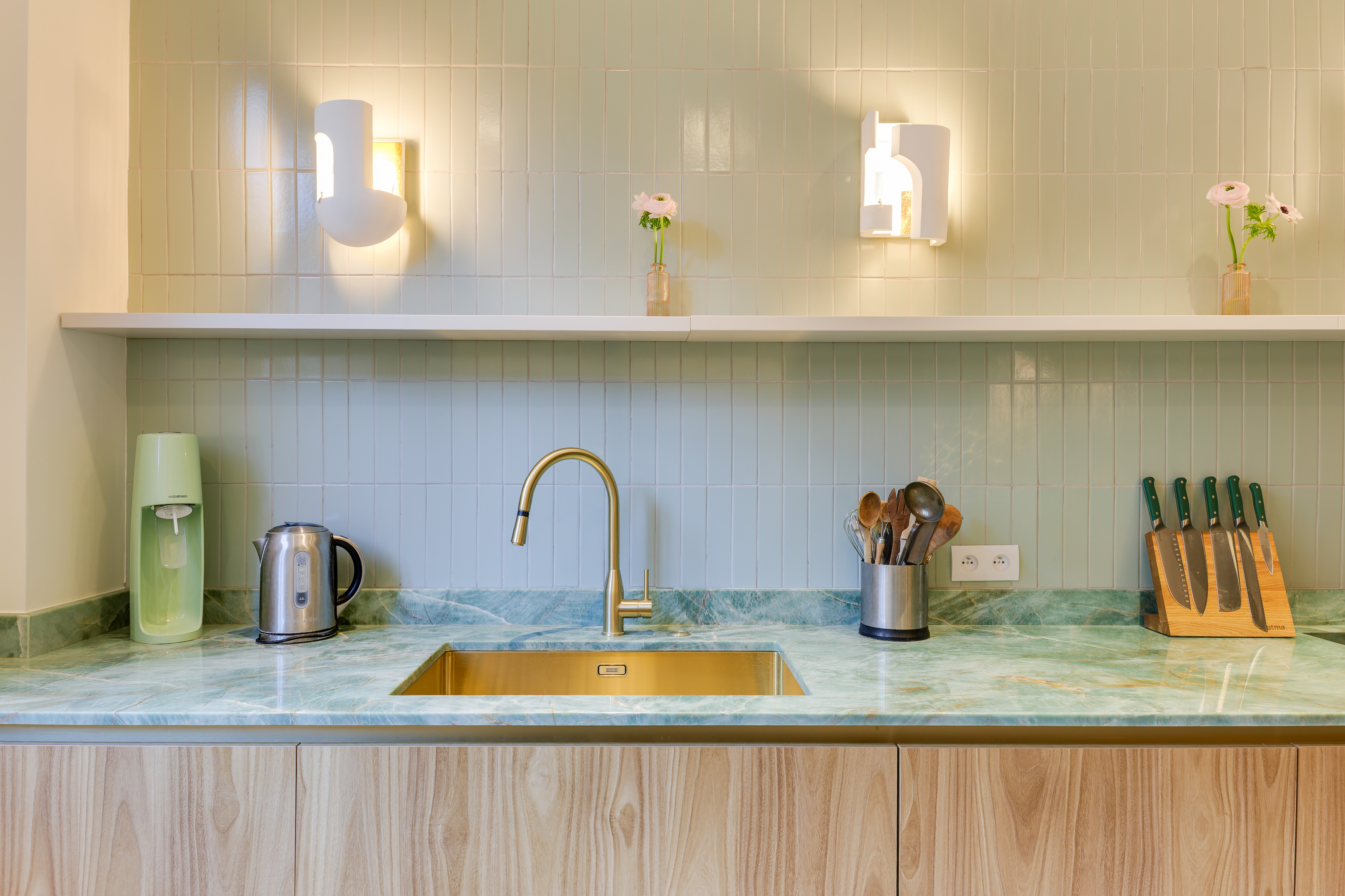 cuisine-perene-paris-7-cuve-sous-plan-laiton-pierre-naturelle-vert-zellige-bois