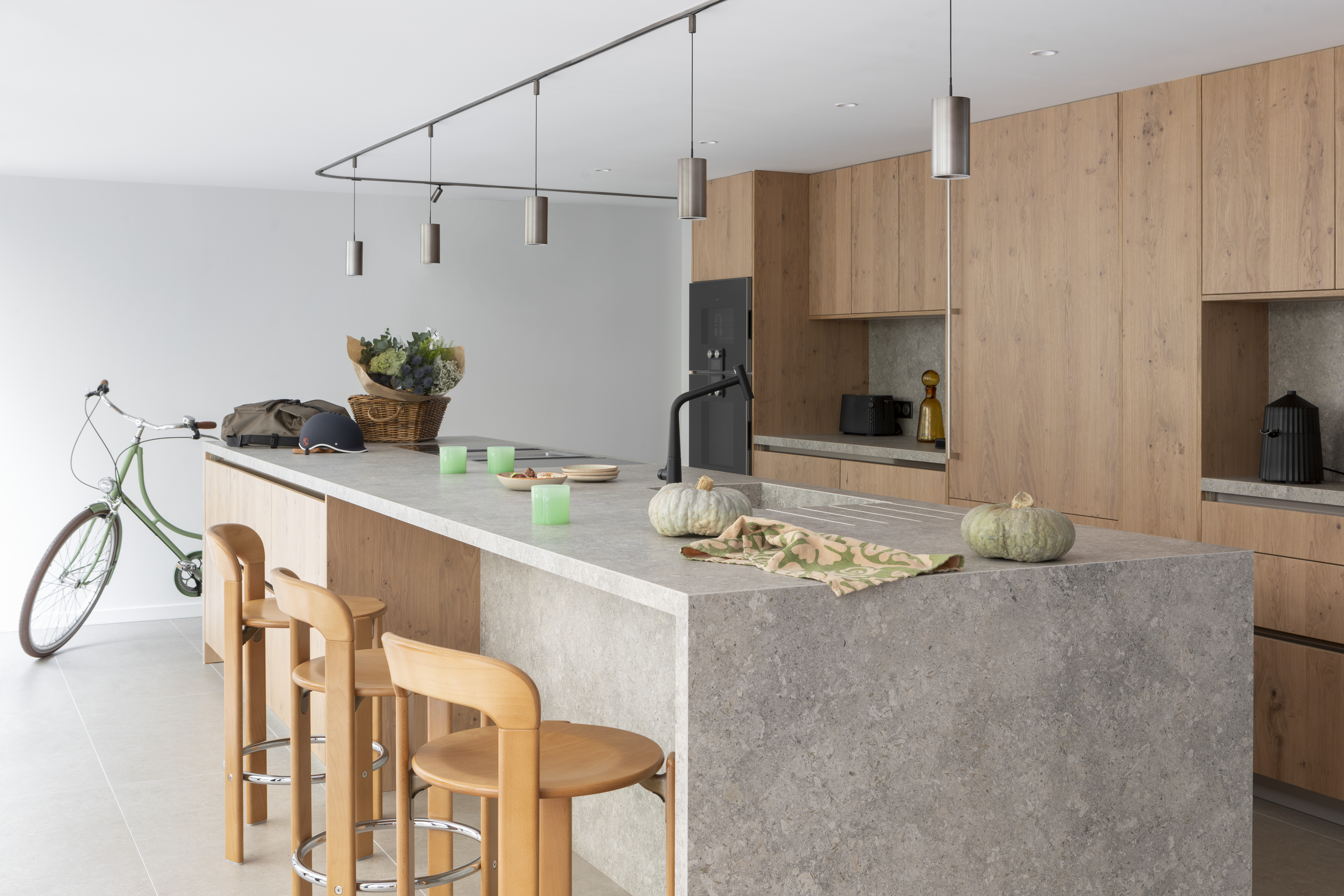 Cuisine spacieuse grise et bois ilot central perene