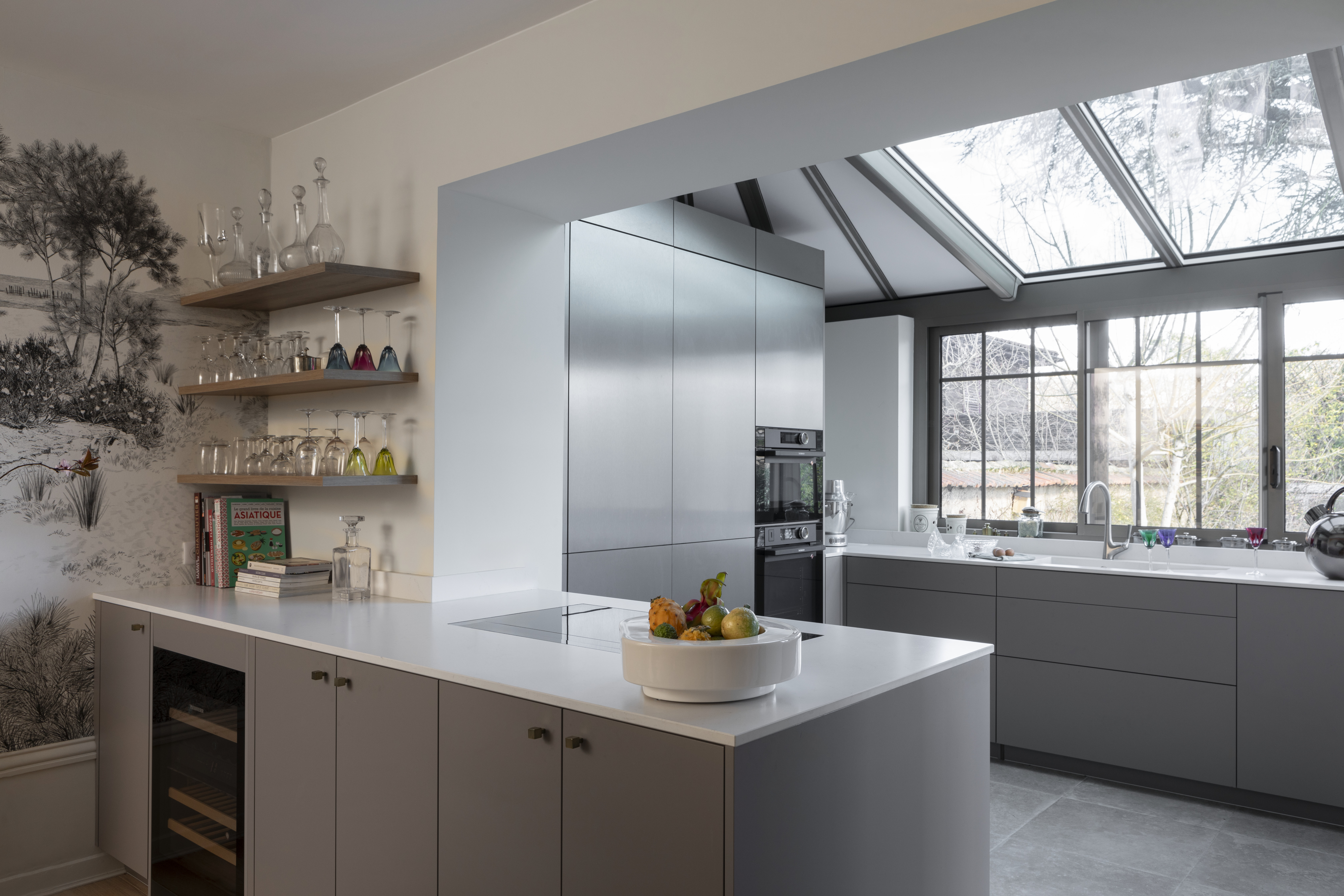 Cuisine plan de travail blanc et finitions grises perene