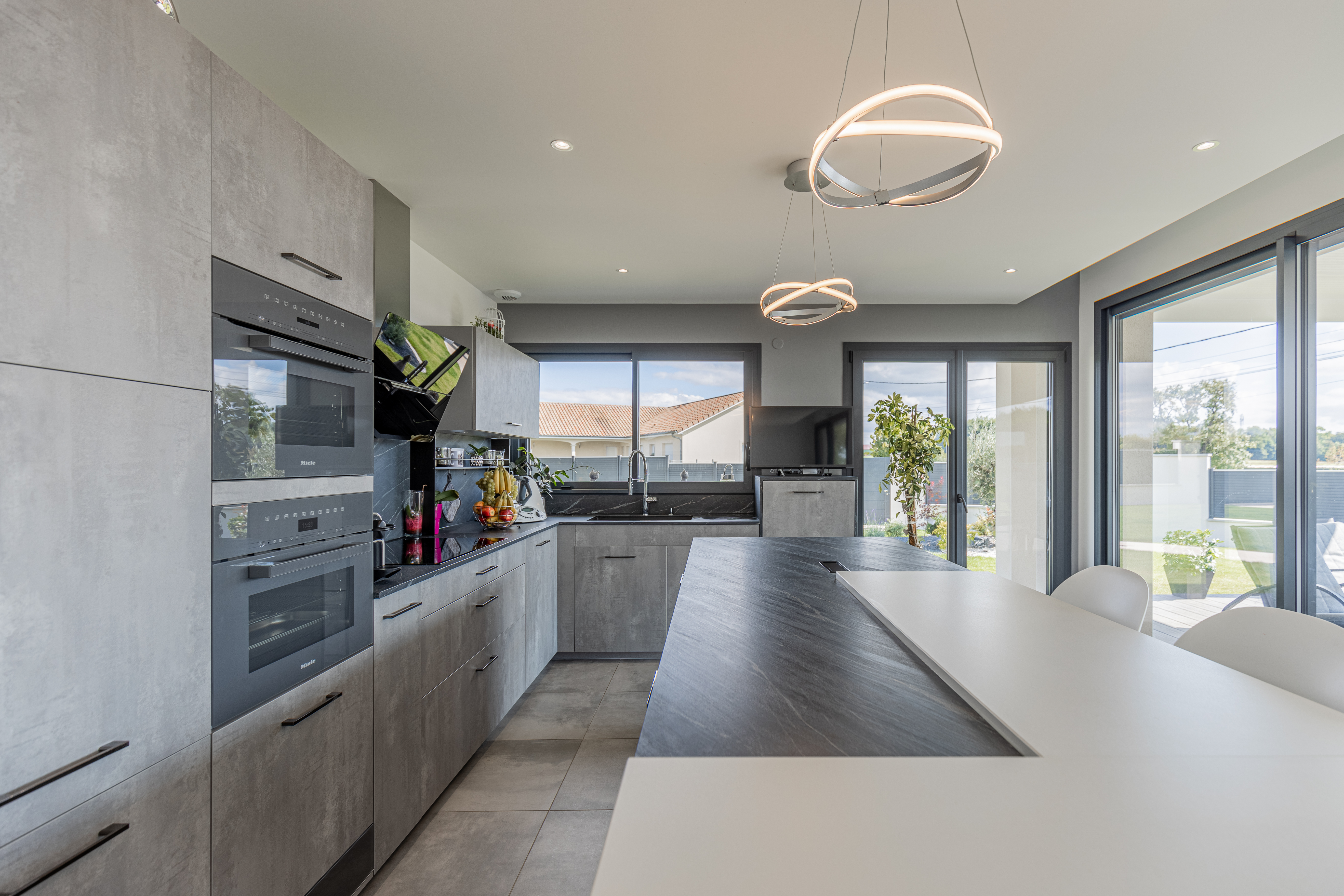 Cuisine contemporaine grise ilot marbre et finitions grises perene