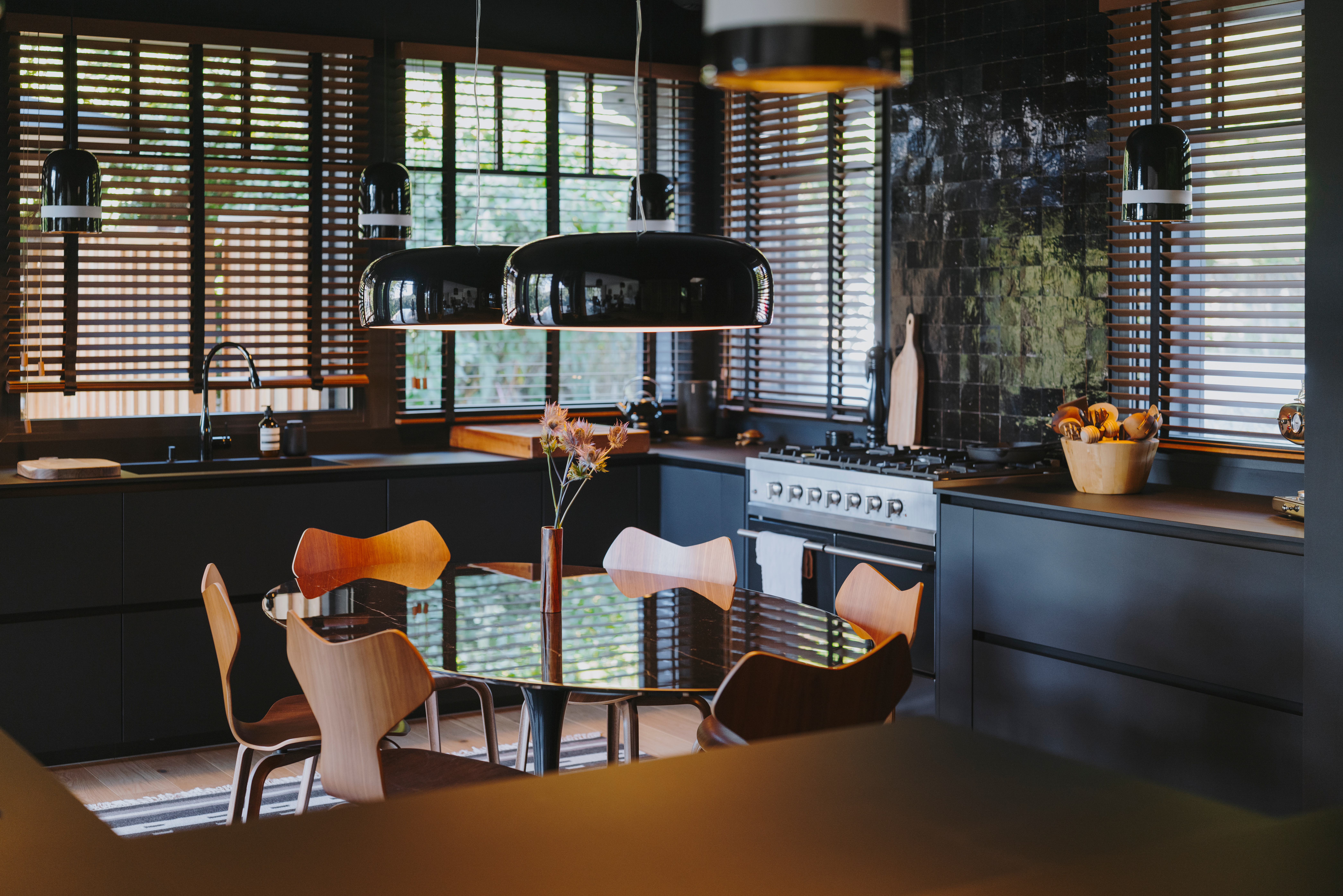 Cuisine noire grise sombre et chaleureuse perene