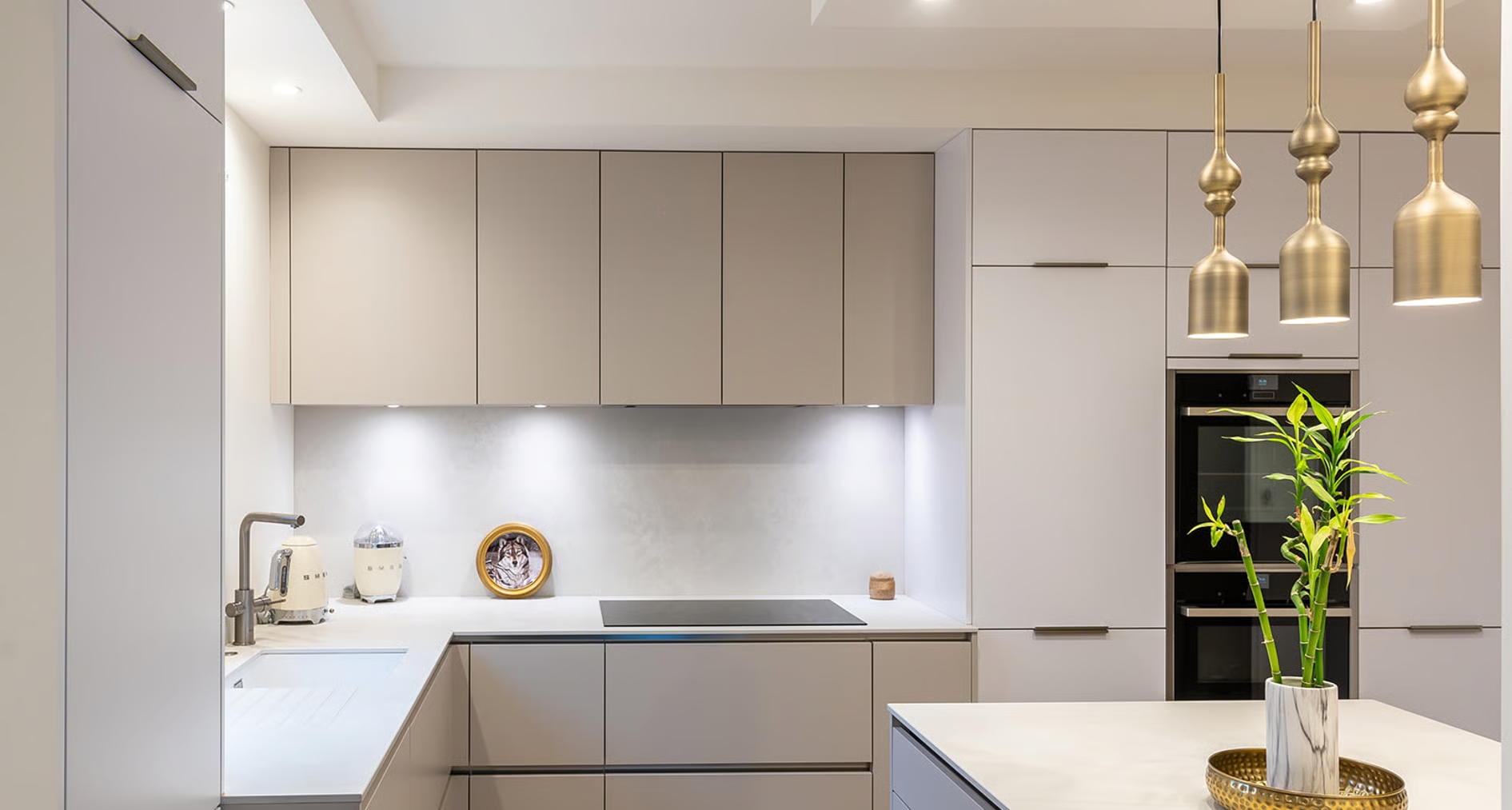 Cuisine grise et blanche lumineuse ouverte perene