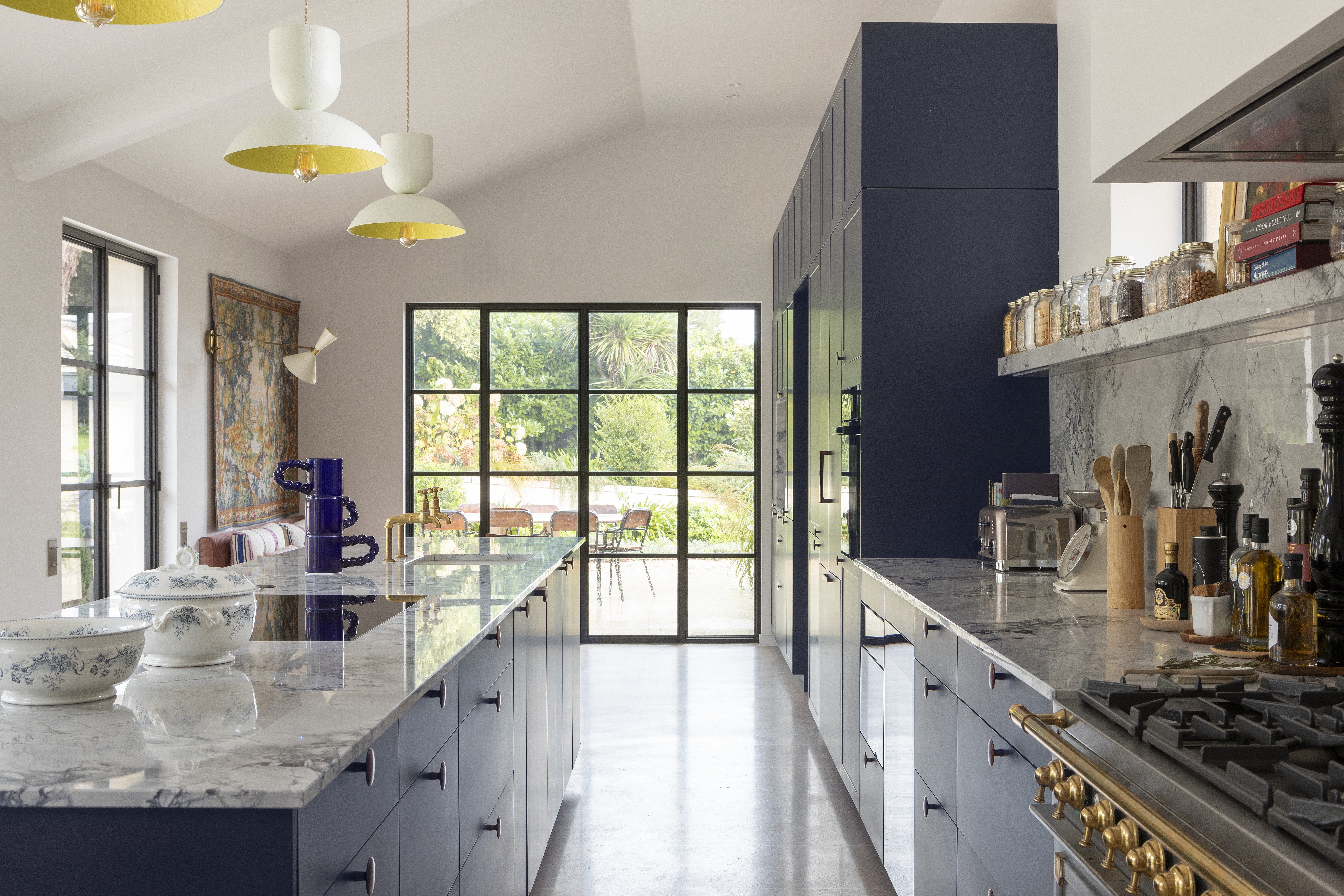 cuisine-style-campagne-grands-rangements-perene