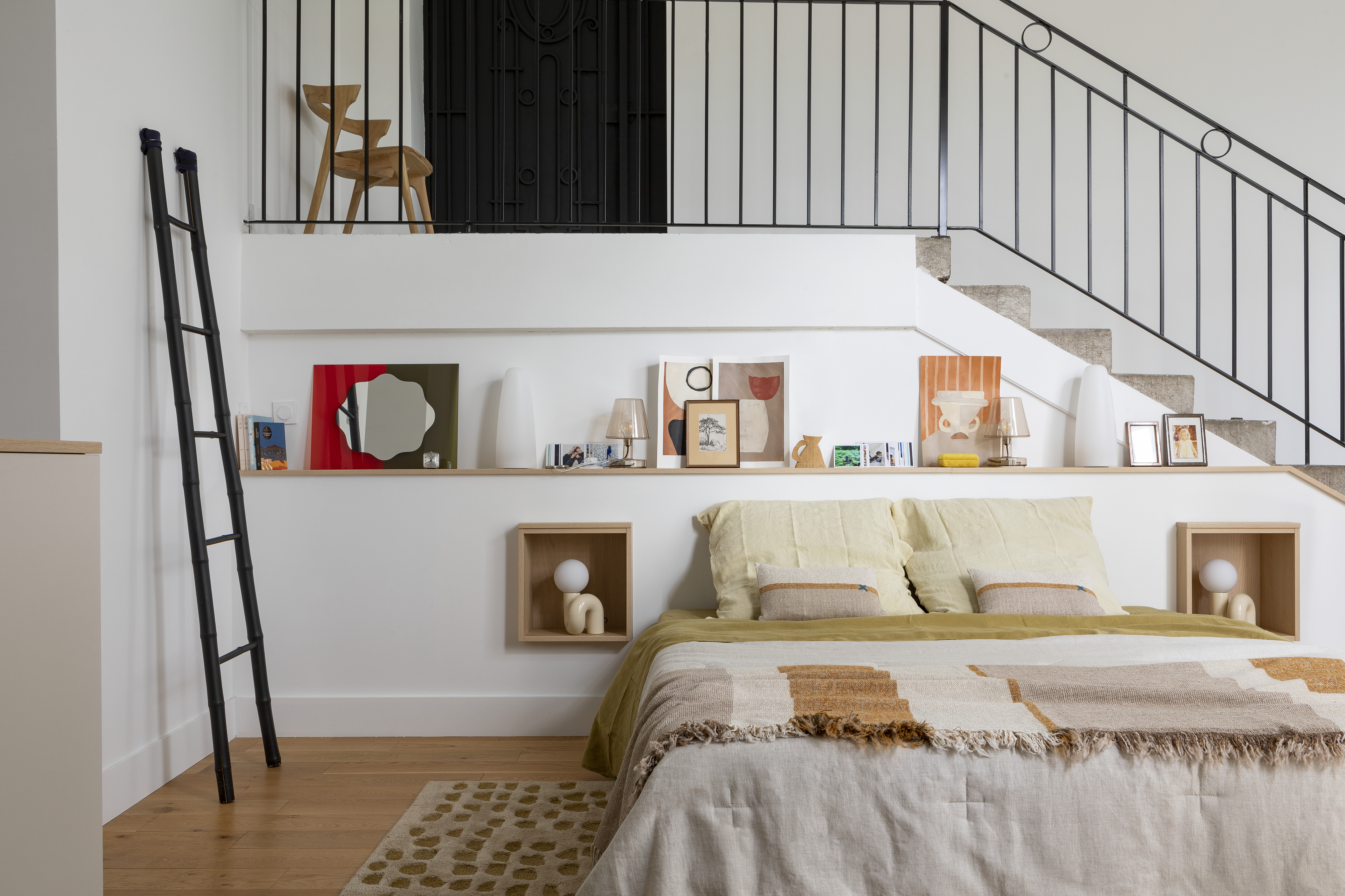 Chambre-rangements-mansardee-niches-sur-mesure-perene