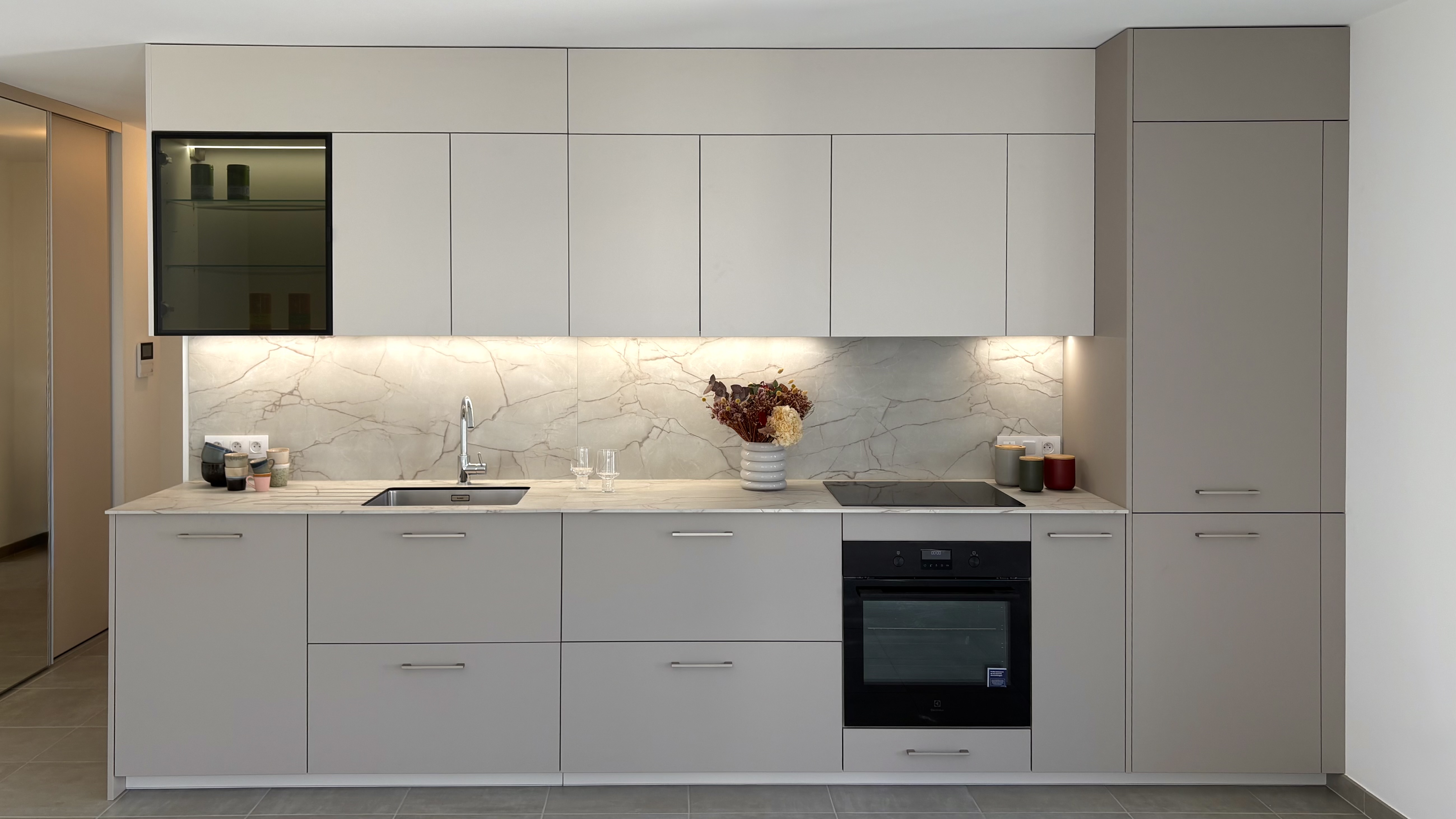 Vue d'ensemble de la cuisine ouverte