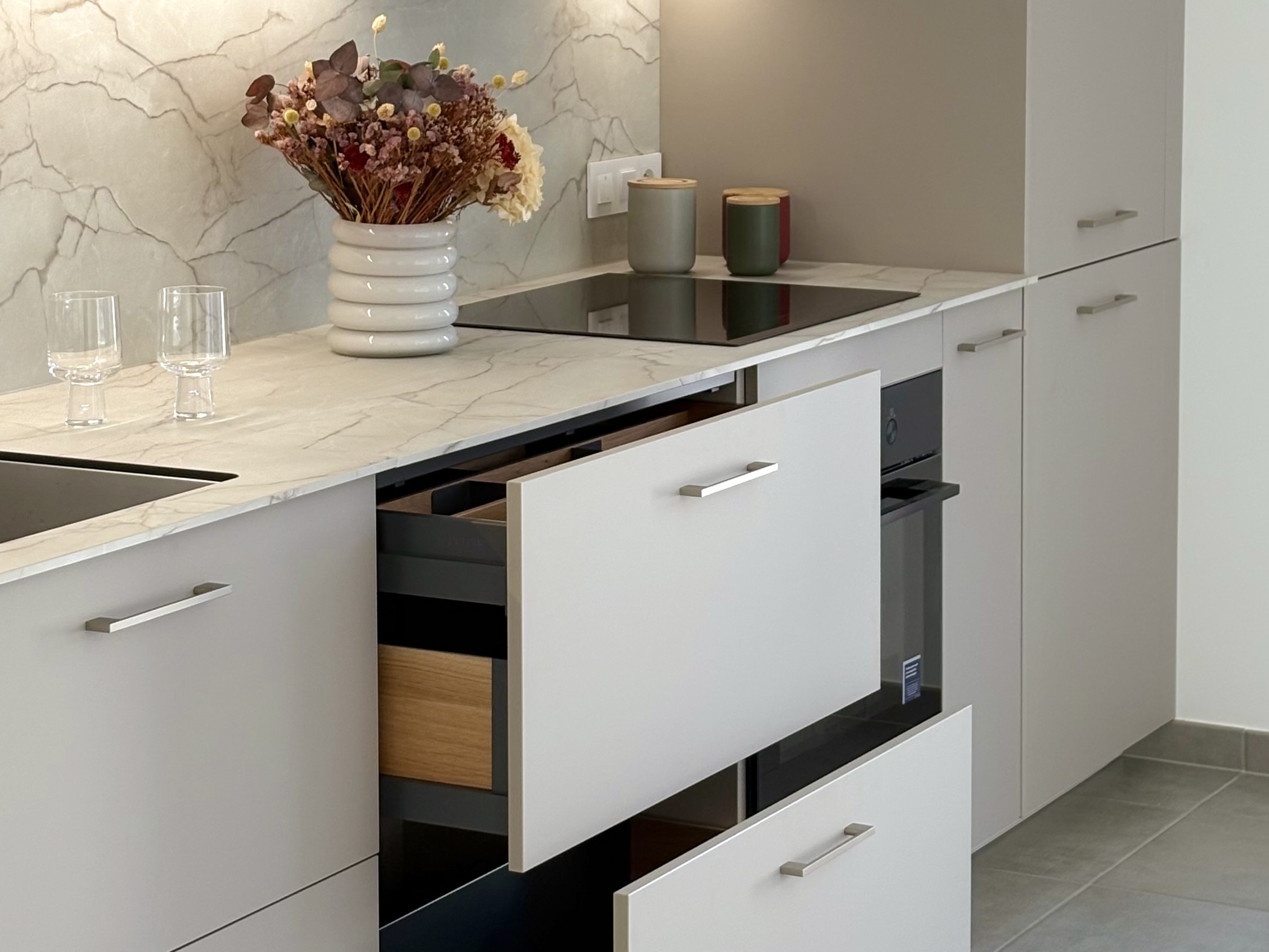 Zoom sur un tiroir aux teintes champagne et chêne