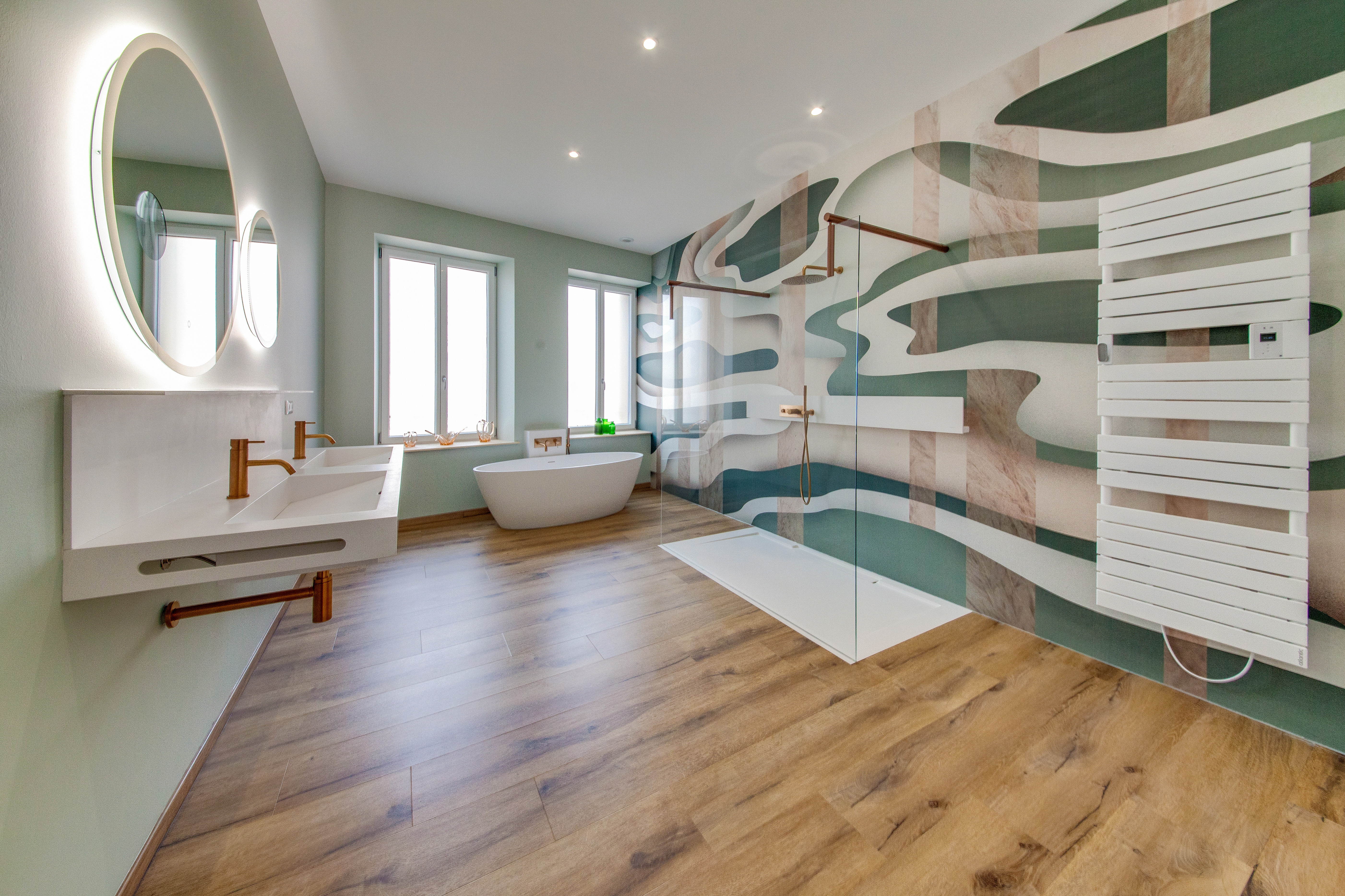 Salle-de-bain-originale-coloree-vert-blanc-baignoire-douche-perene