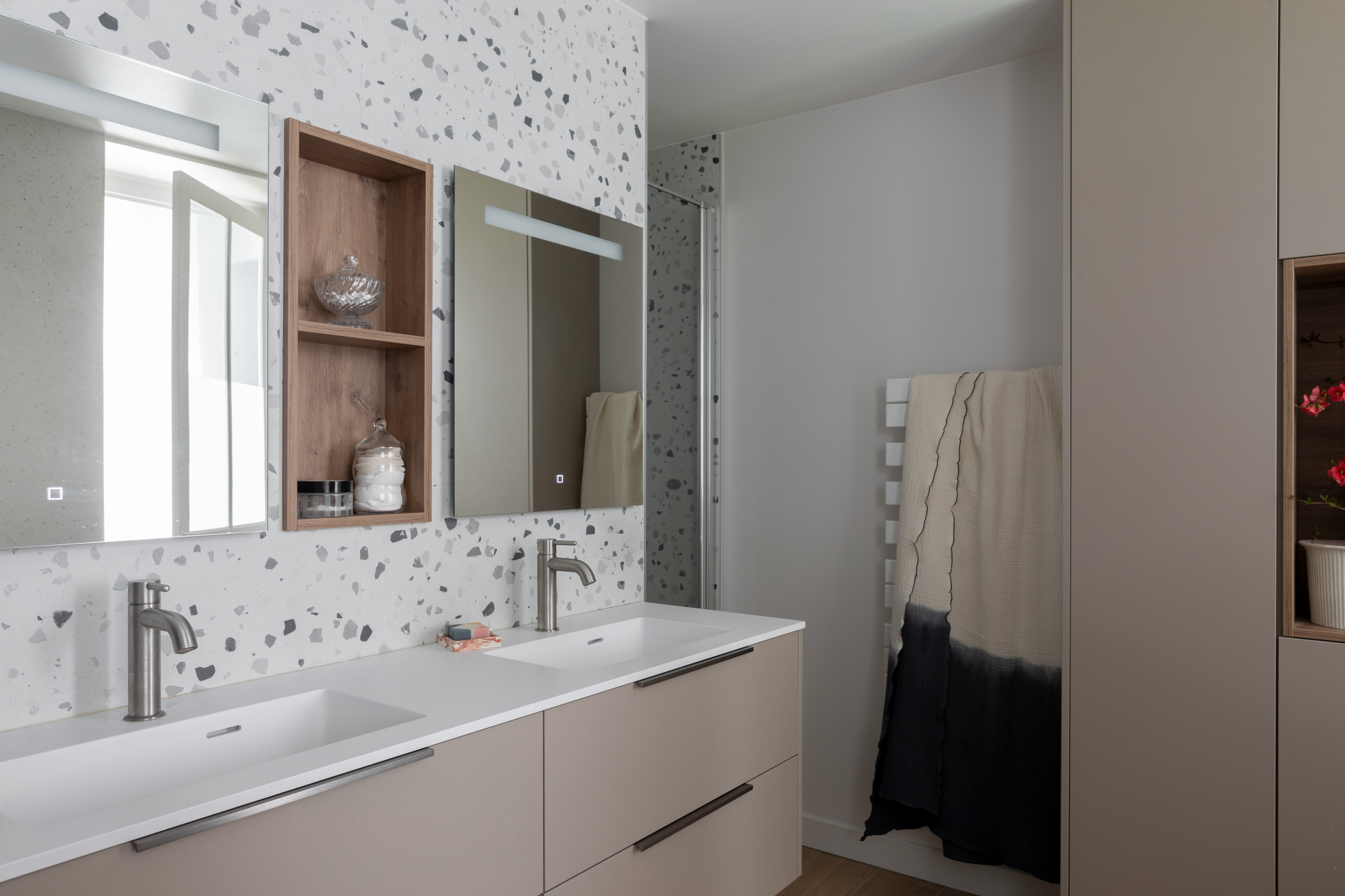 Salle-de-bain-blanche-naturelle-lumineuse-perene