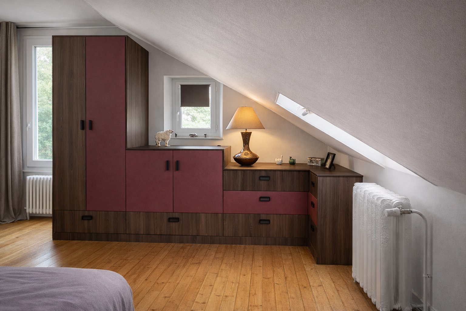 Dressing sur mesure en sous-pente, lie-de-vin et noyer1