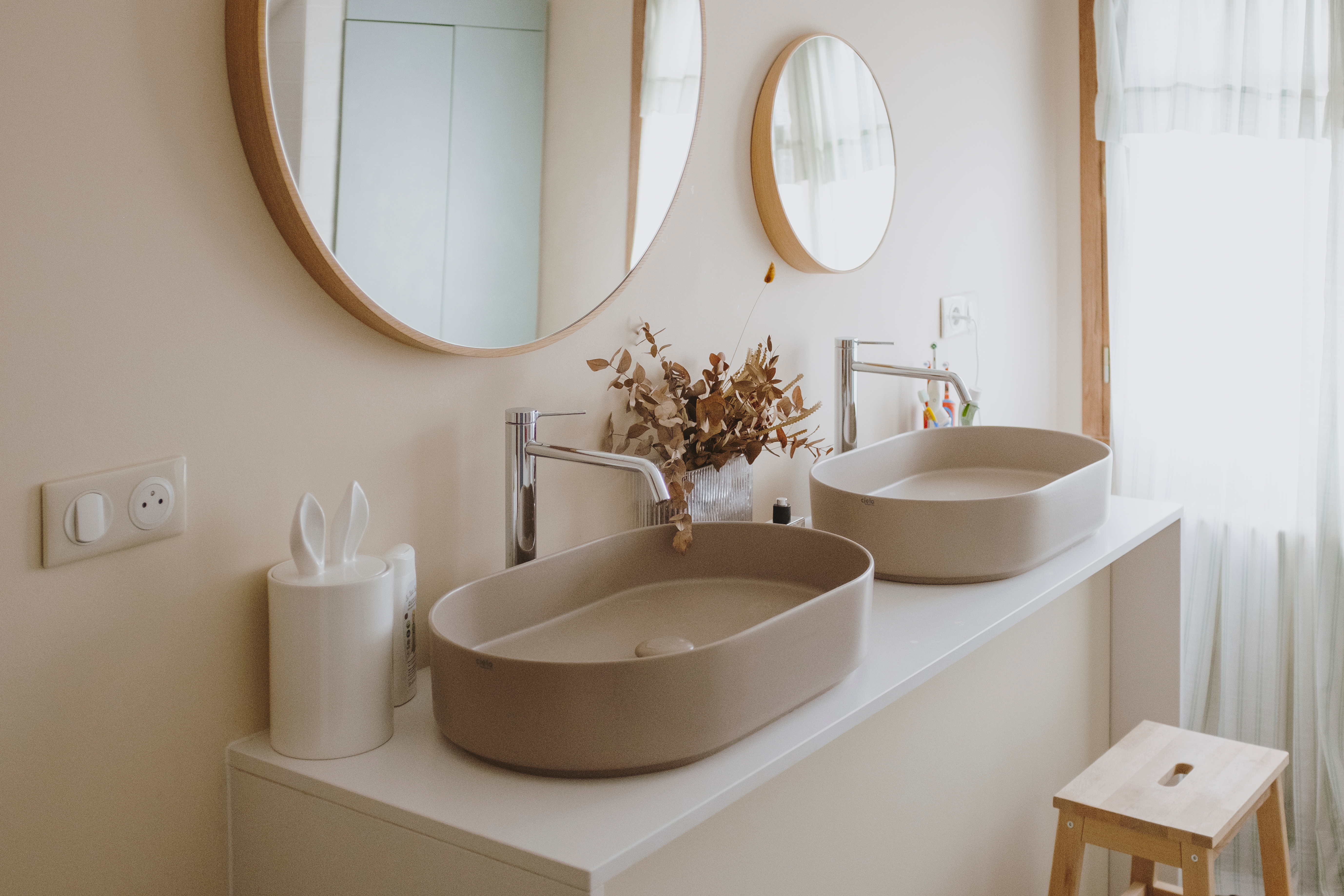 Salle de bain moderne luxueuse