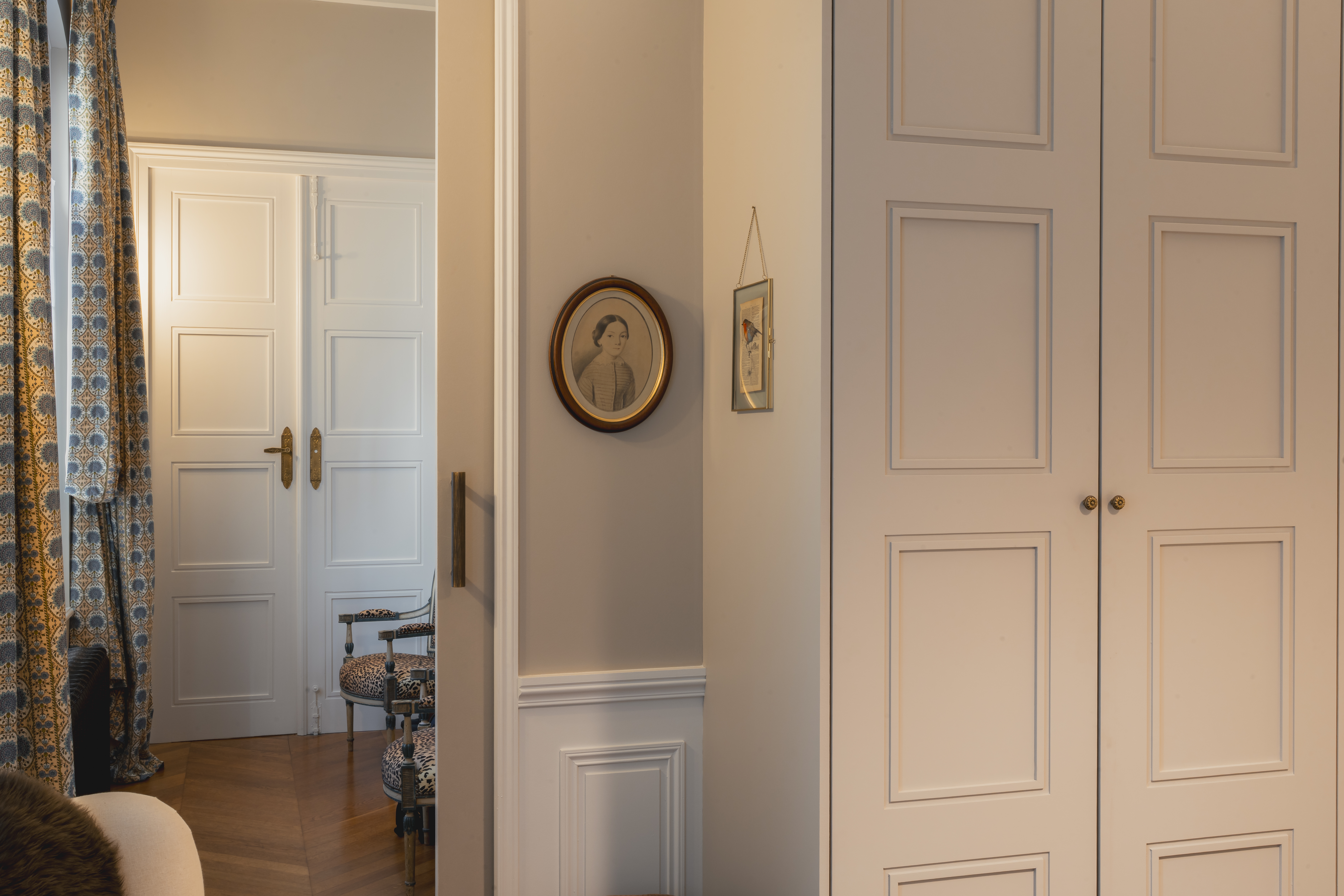 Dressing sur-mesure avec moulures reproduisant les portes d’un appartement haussmannien à Deauville