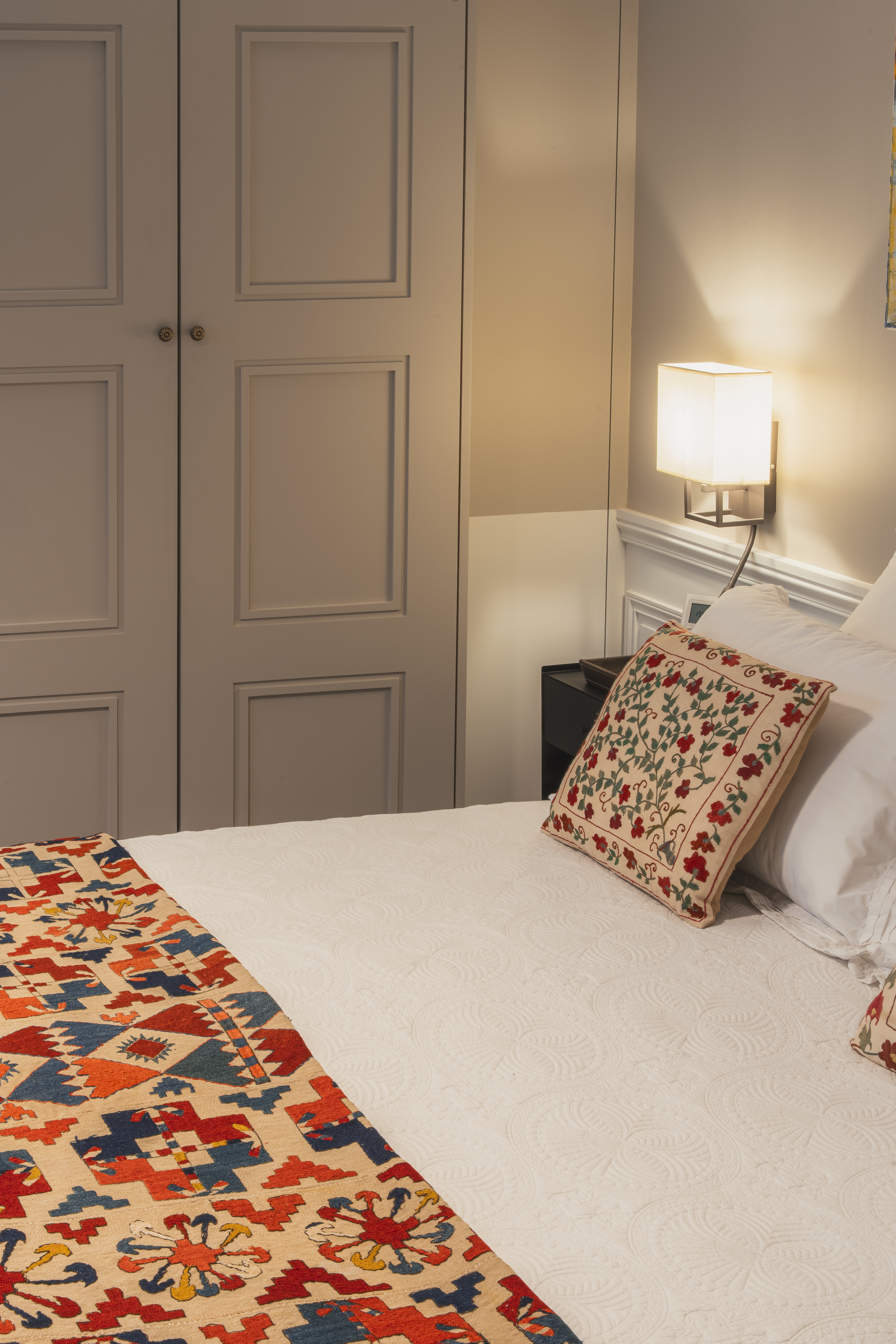 Détail de dressing haut de gamme sur-mesure dans une chambre élégante à Deauville