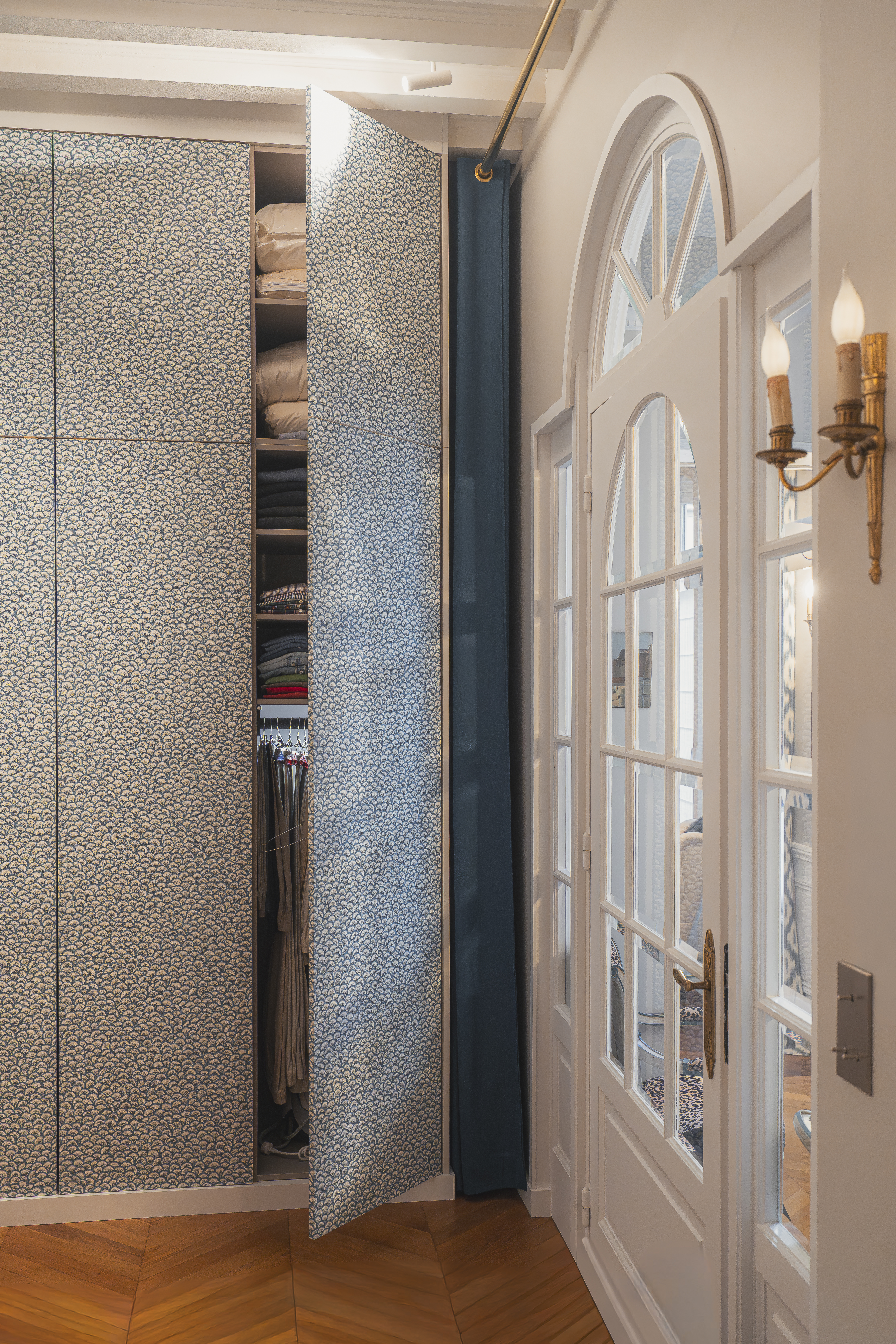 Dressing recouvert de papier peint pour une intégration invisible dans un appartement à Deauville