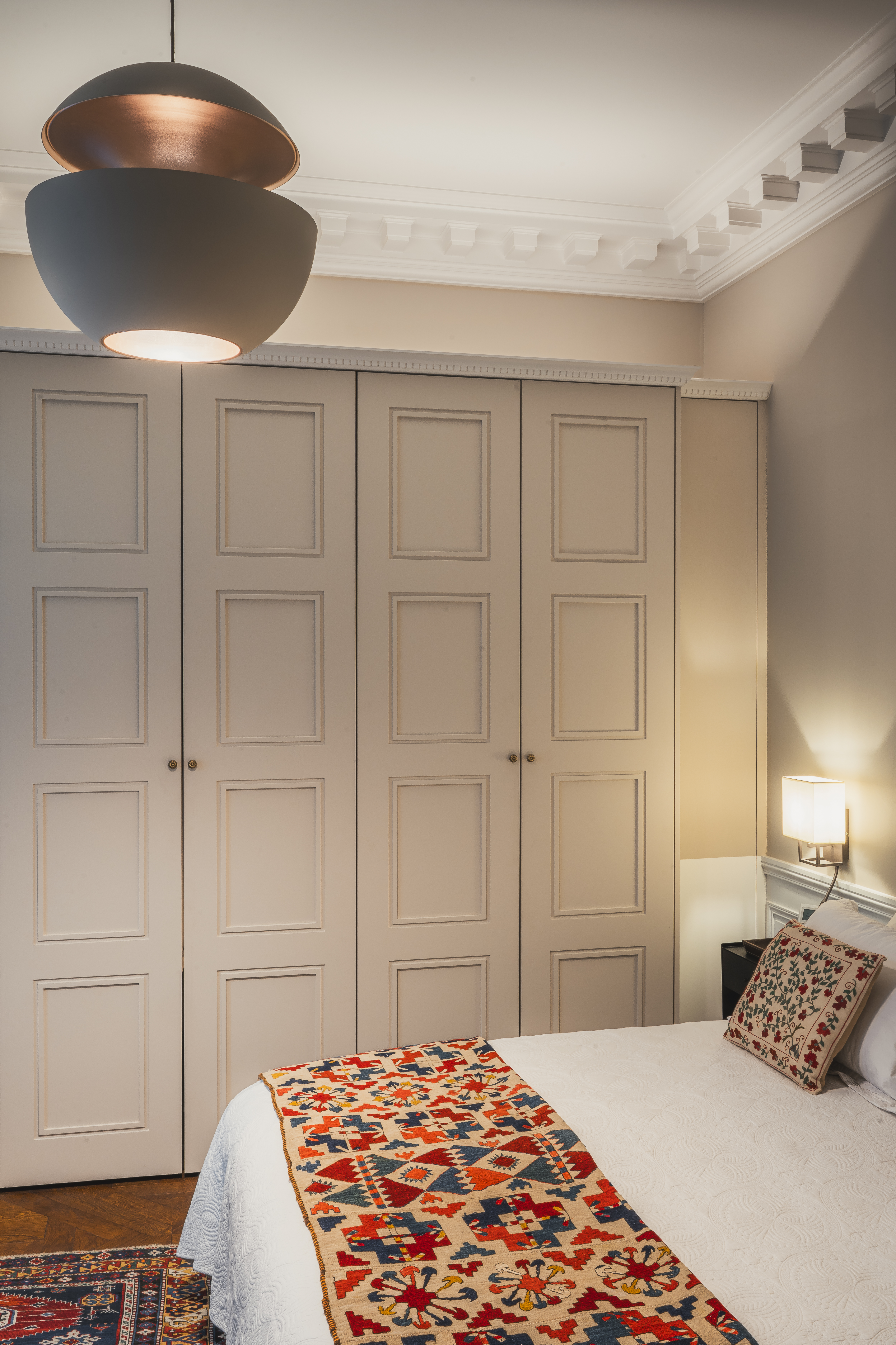 Dressing haut de gamme aux façades moulurées sur-mesure dans une chambre haussmannienne à Deauville