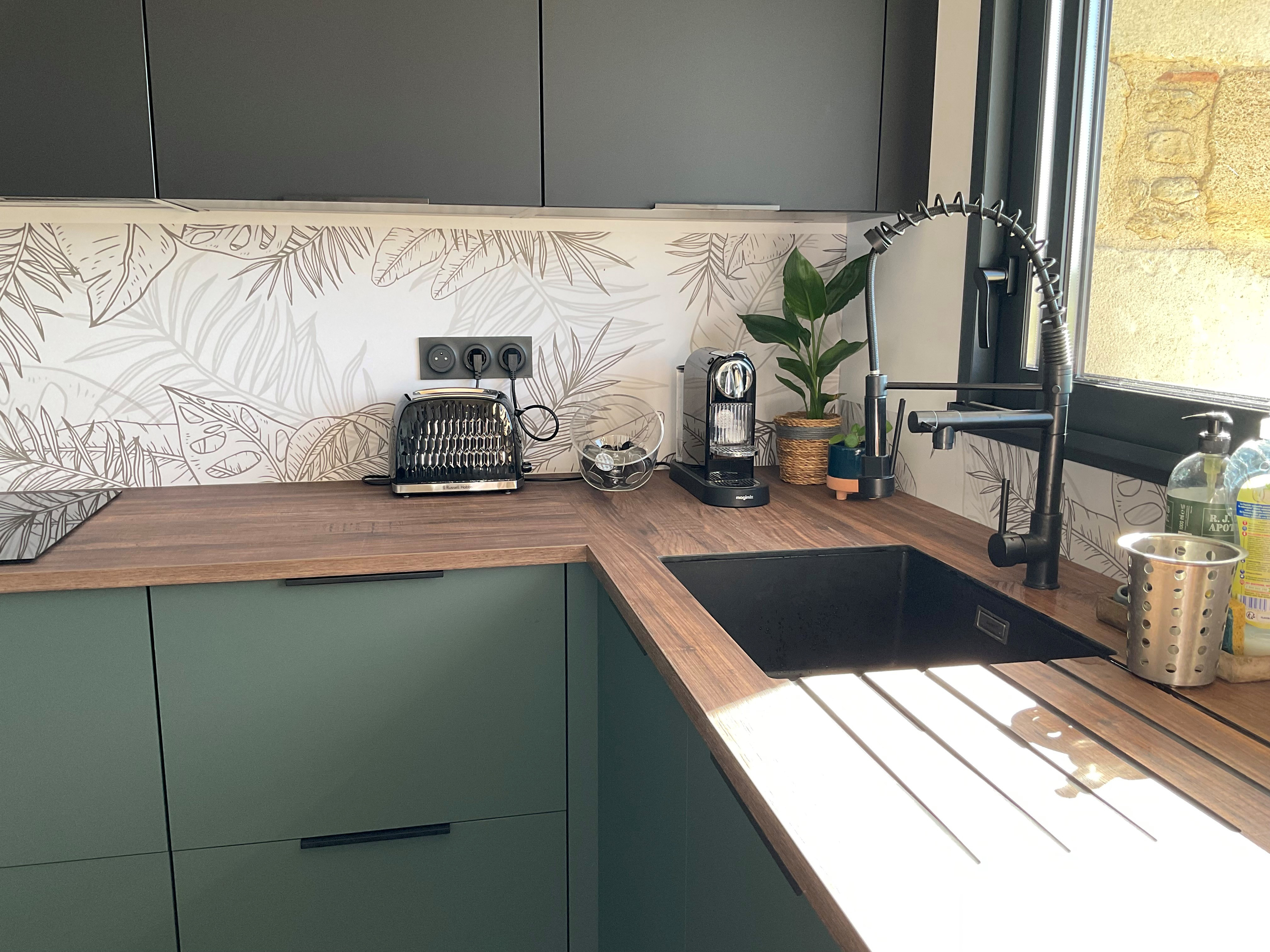 Le bois est l'allié naturel du vert, dans la nature comme en cuisine Dans cet environnement viticole #perene #amenagementinterieur #cuisine 