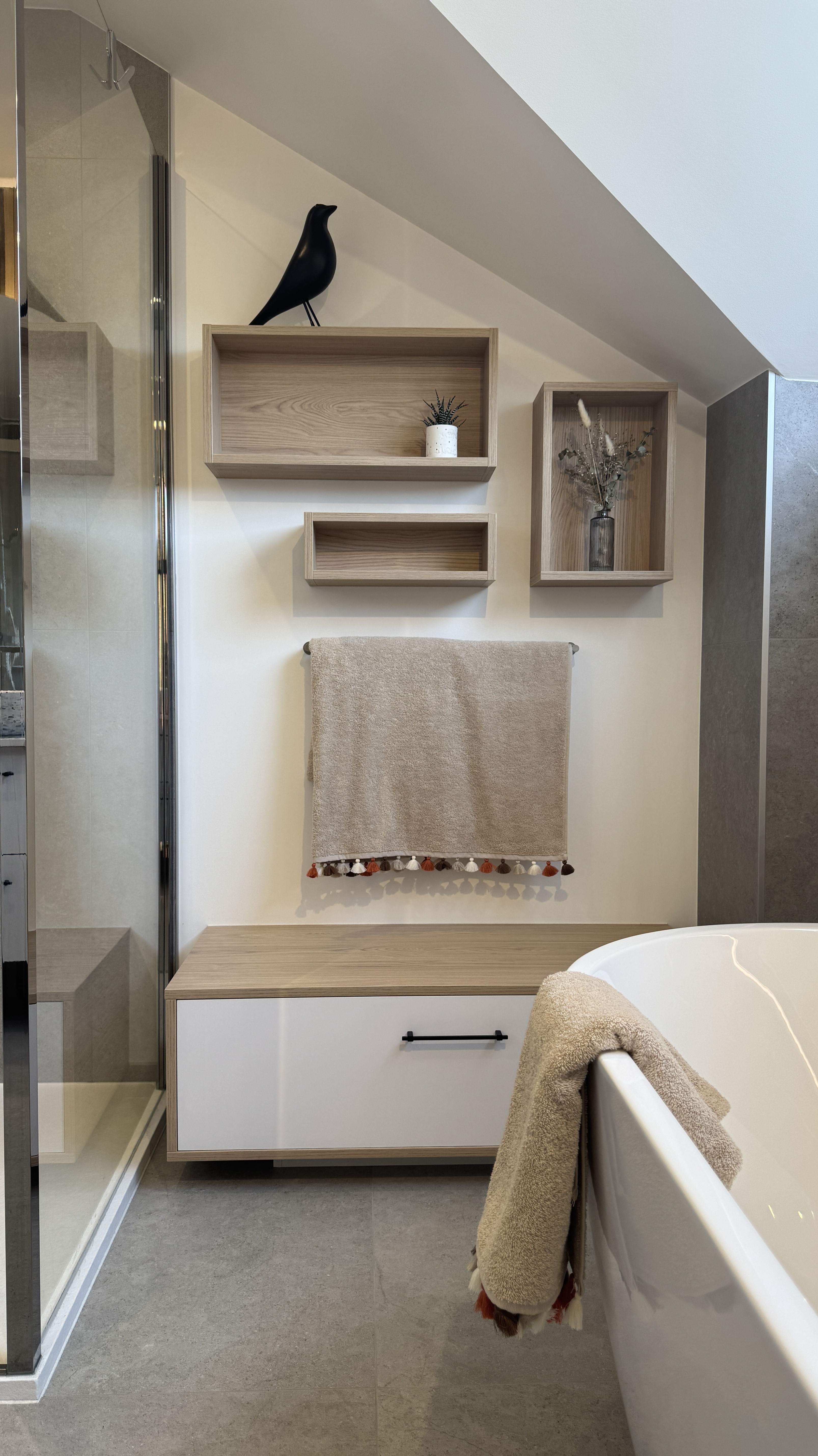 Zoom sur les niches bois et le rangement bas qui sert d'assise