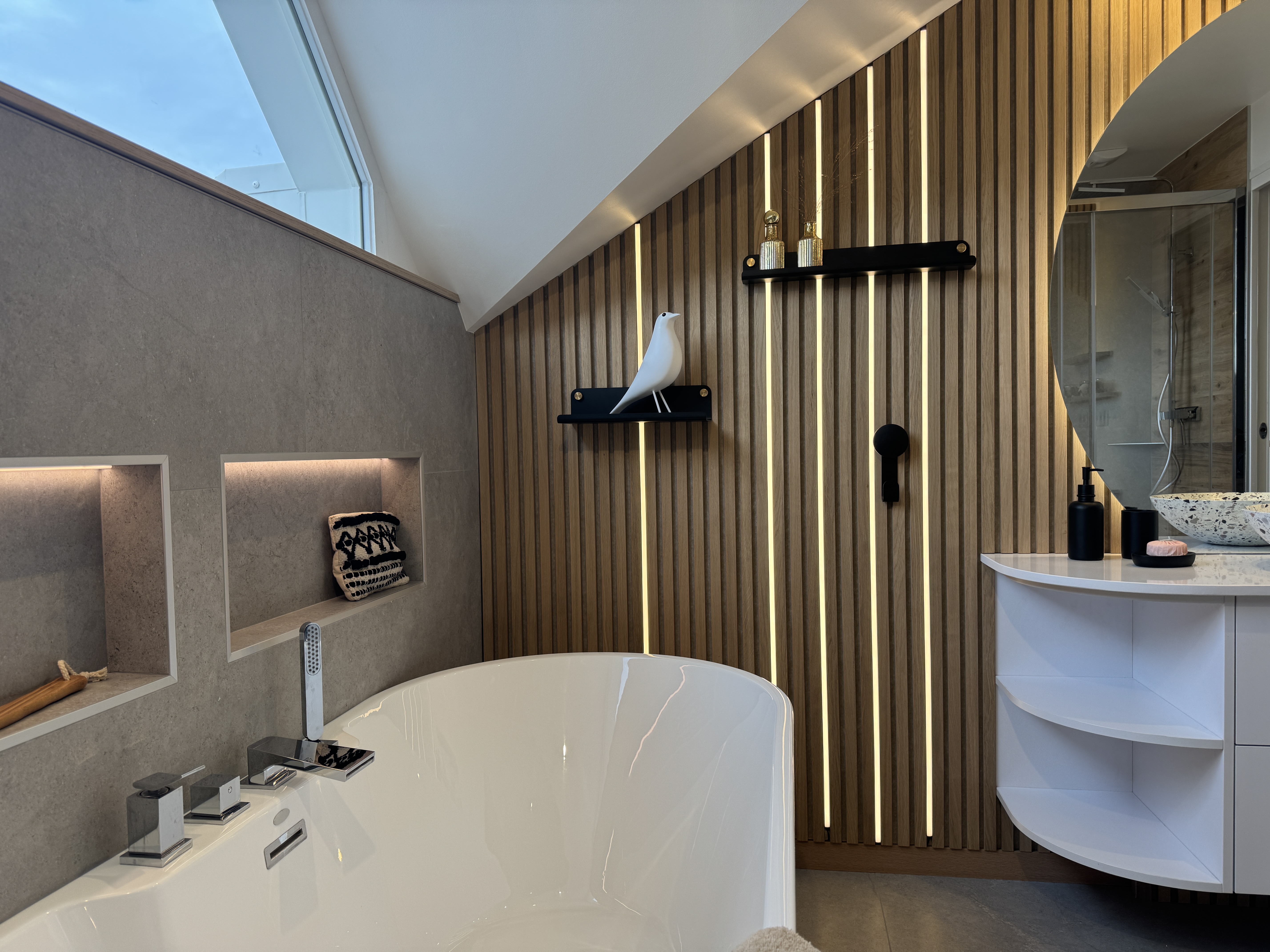 Zoom sur les niches intégrées, subtilement illuminées dans le carrelage