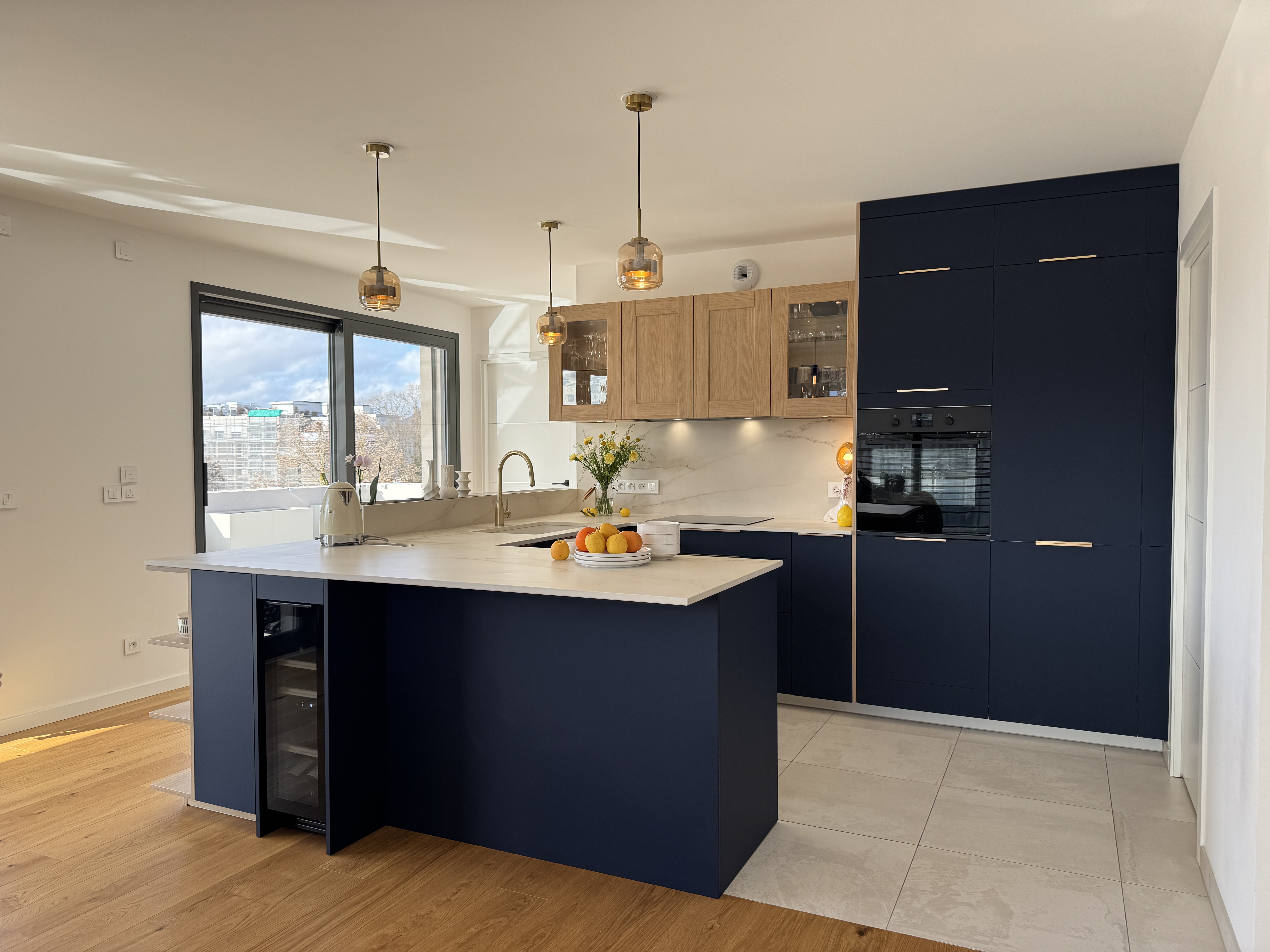 Vue d'ensemble sur la cuisine ouverte bleu, sur mesure