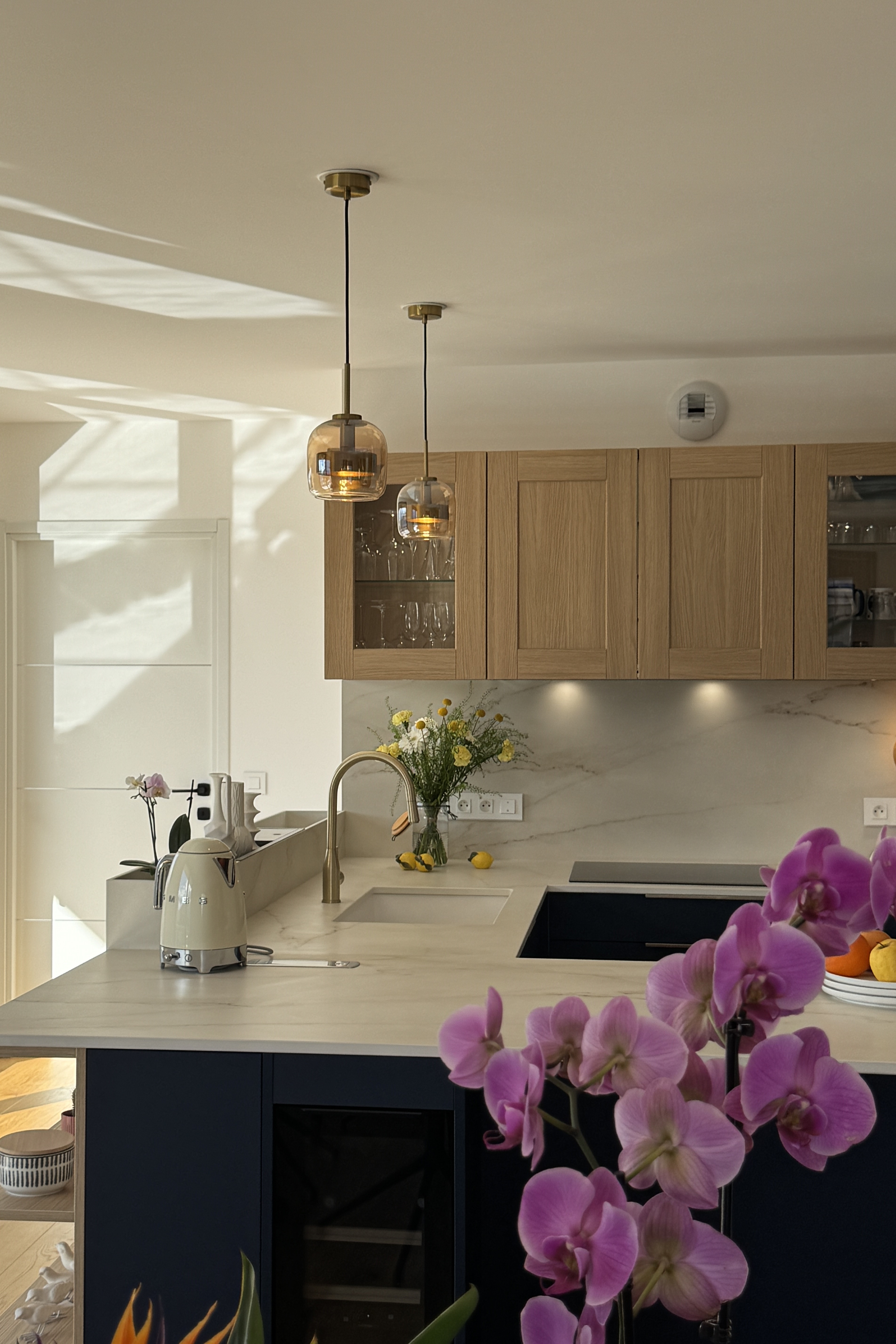 Vue depuis la salle à manger, sur la cuisine ouverte