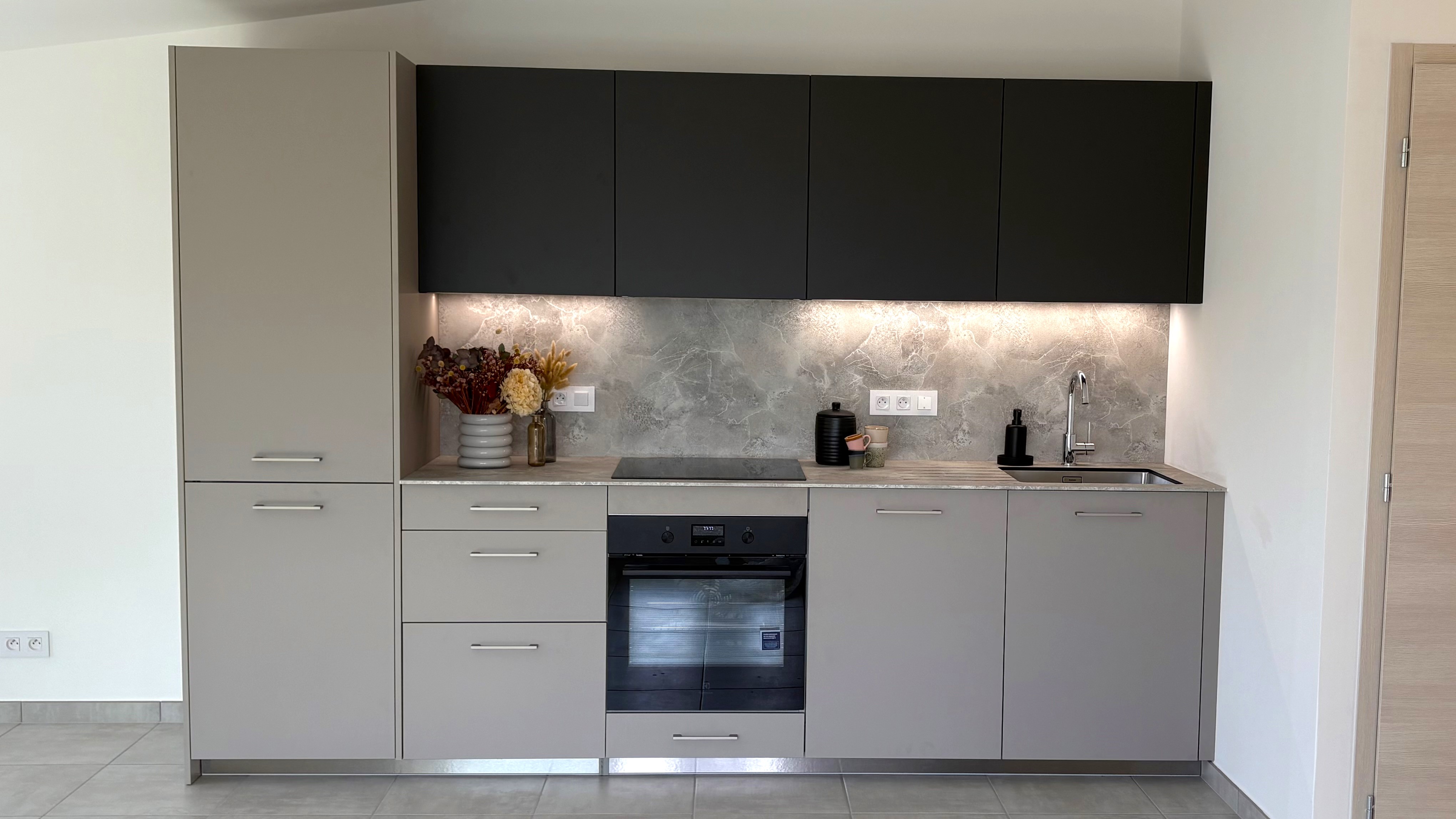 Vue de face de la cuisine ouverte champagne et carbone