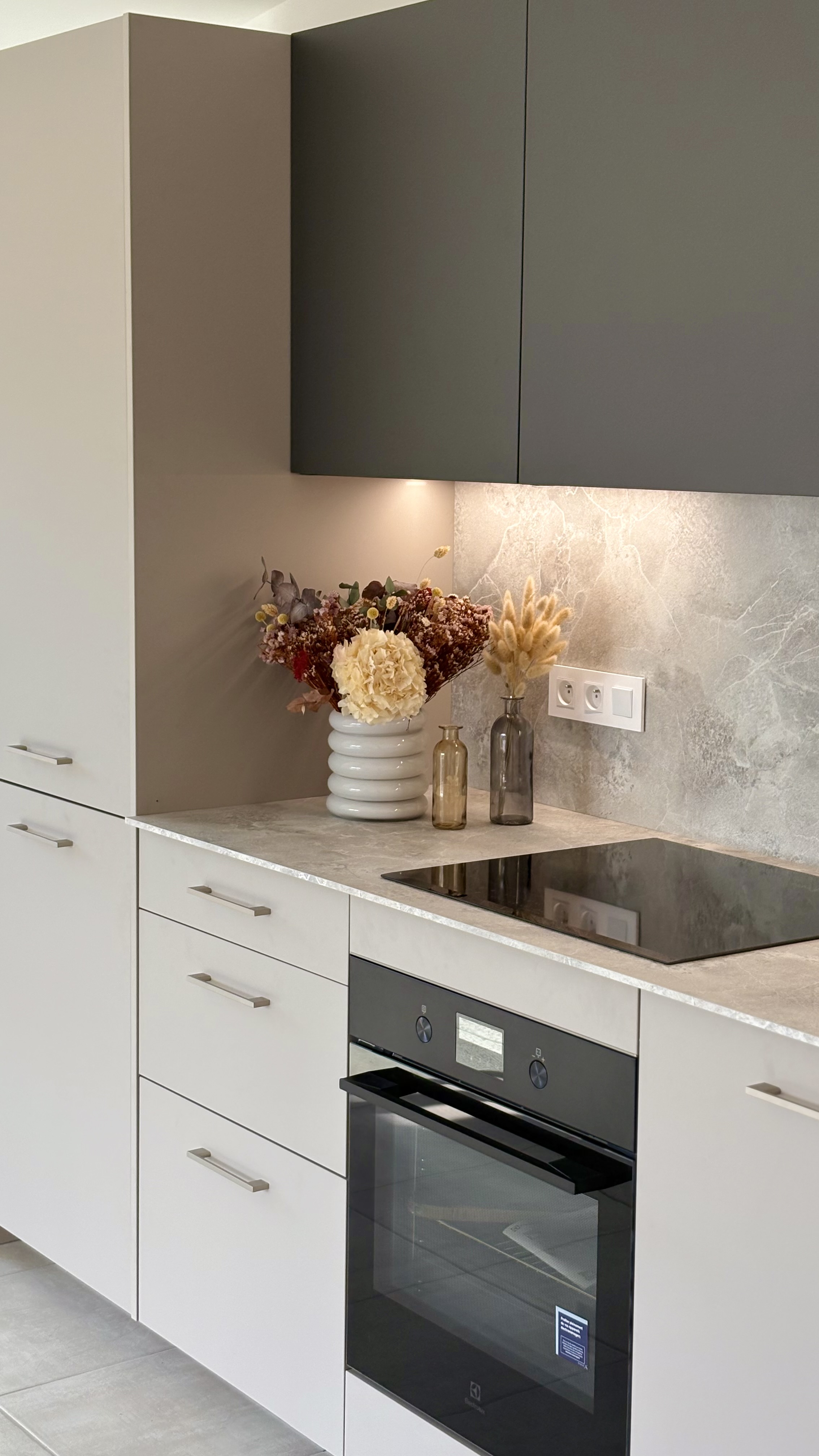 Vue sur l'organisation de la cuisine ouverte champagne et carbone