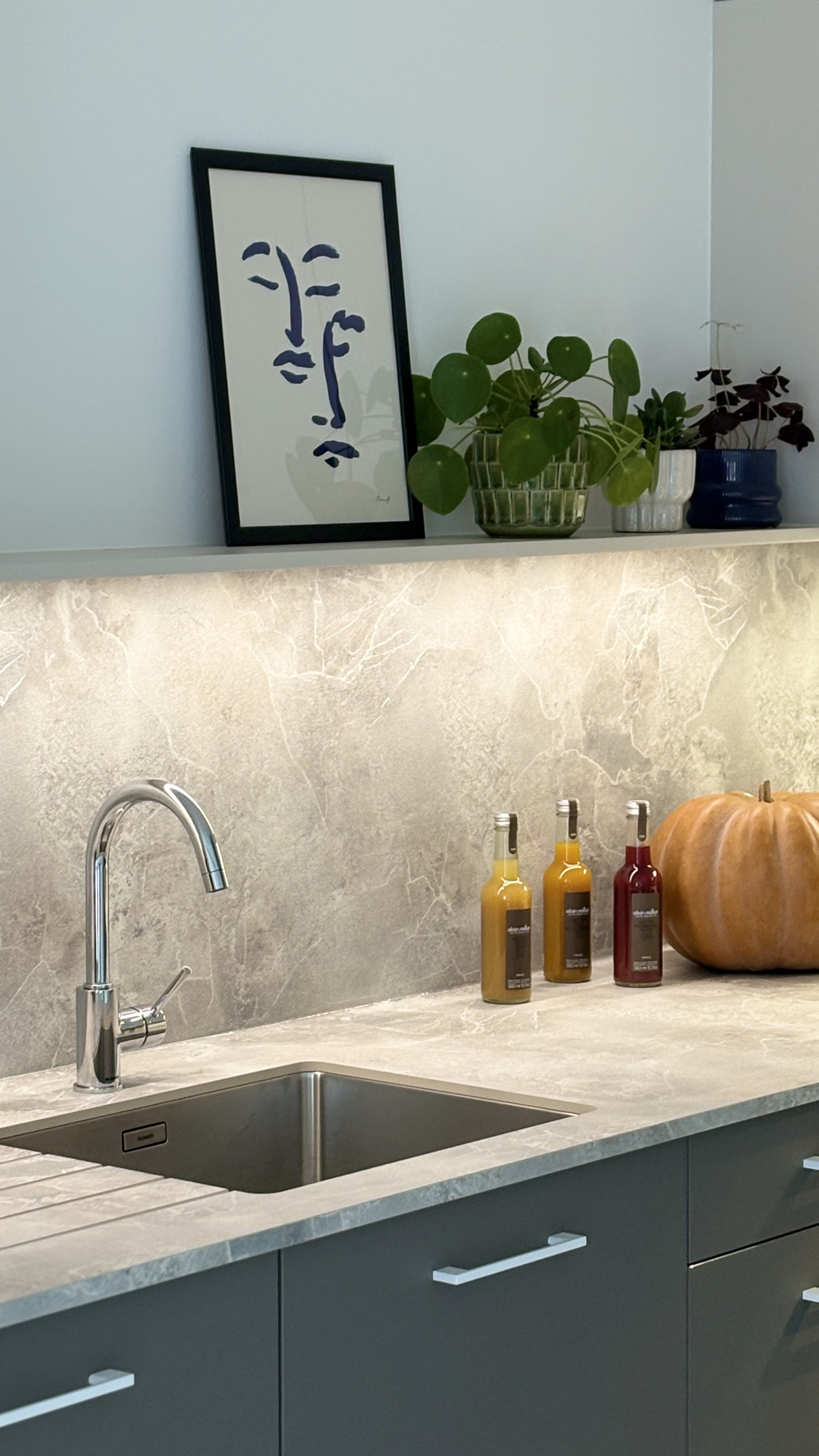 Zoom sur la vasque sous plan qui épouse parfaitement le plan de travail