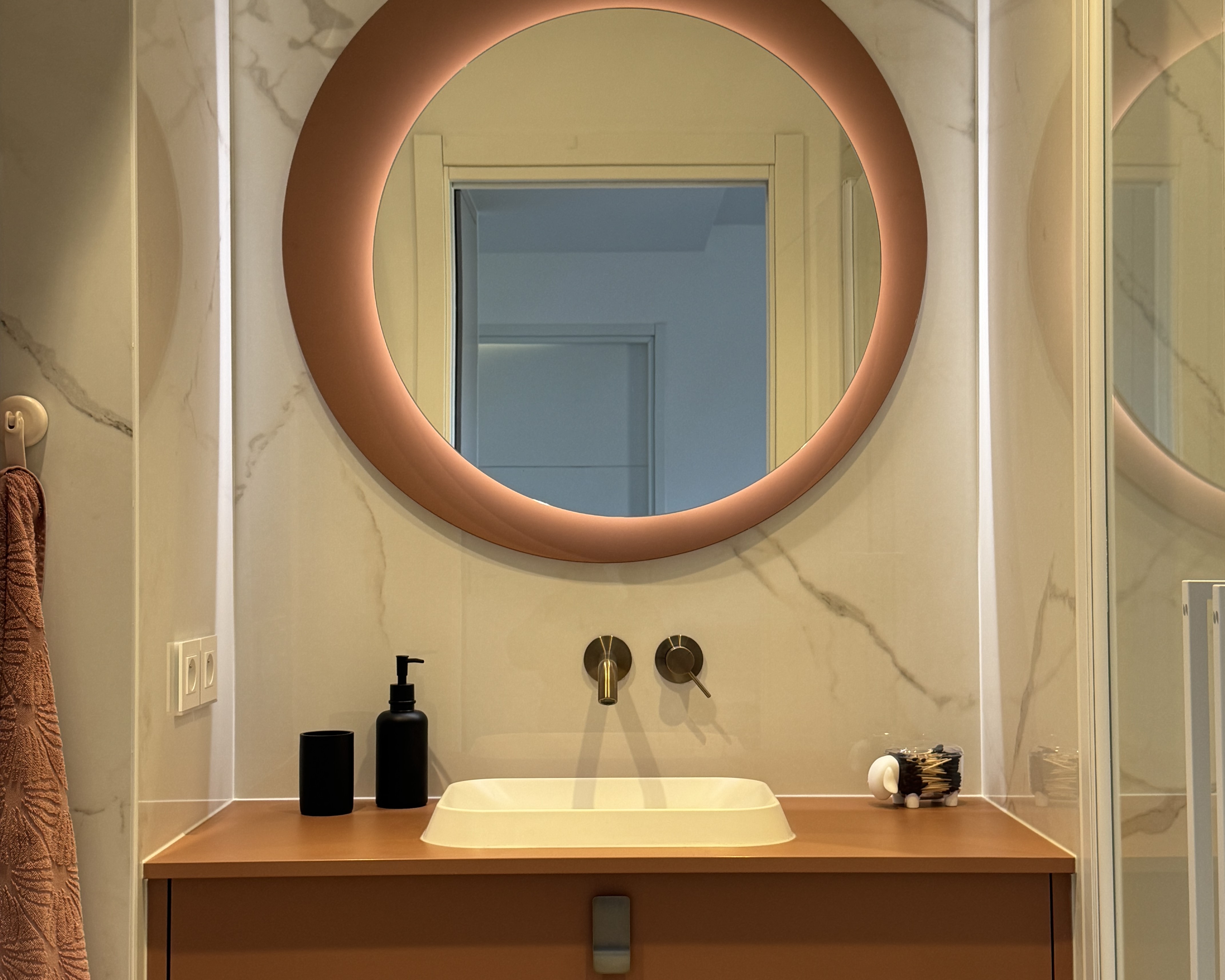 Vue de face de la salle de bain terre rouge