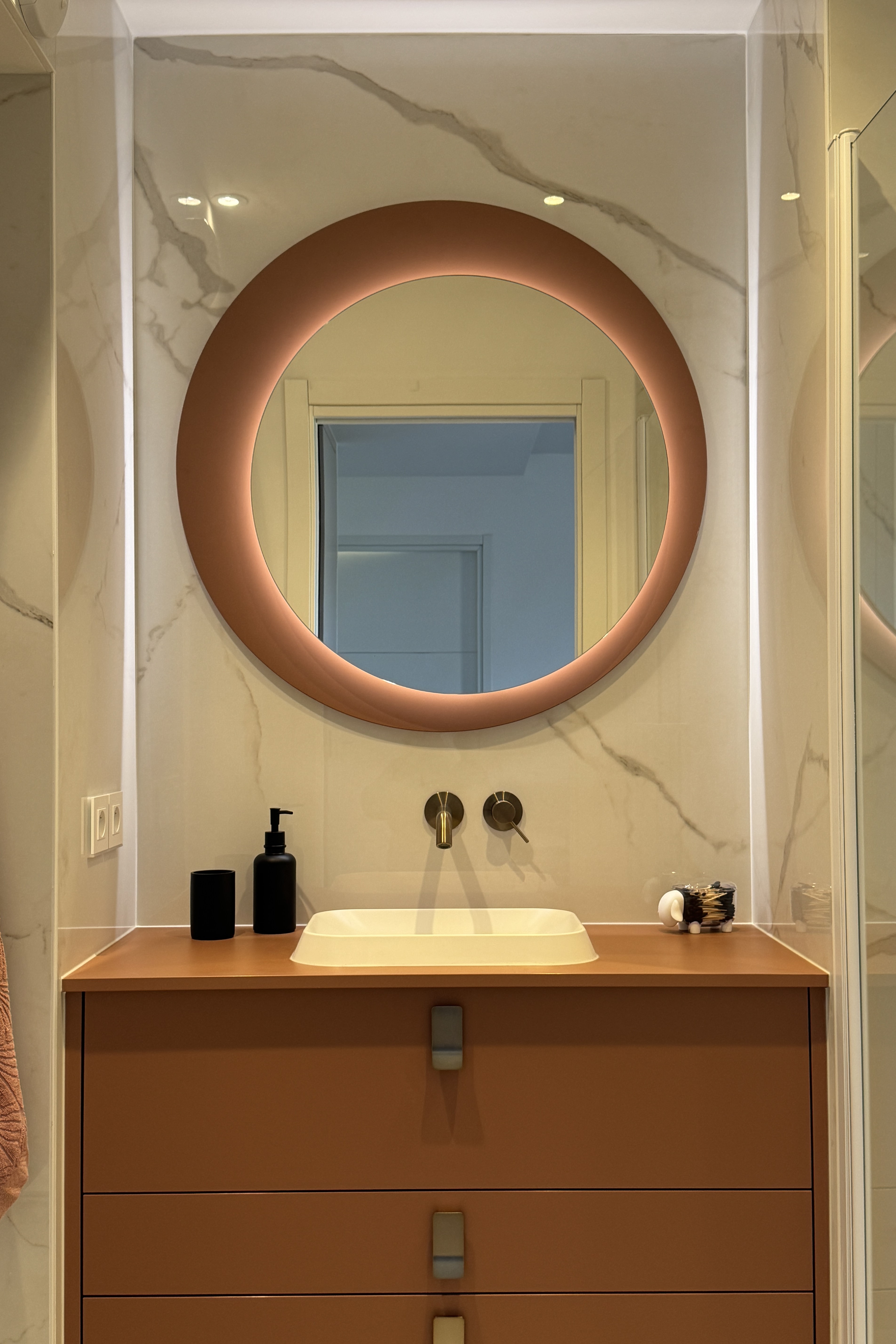 Vue d'une nouvelle perspective sur le meuble vasque de la salle de bain