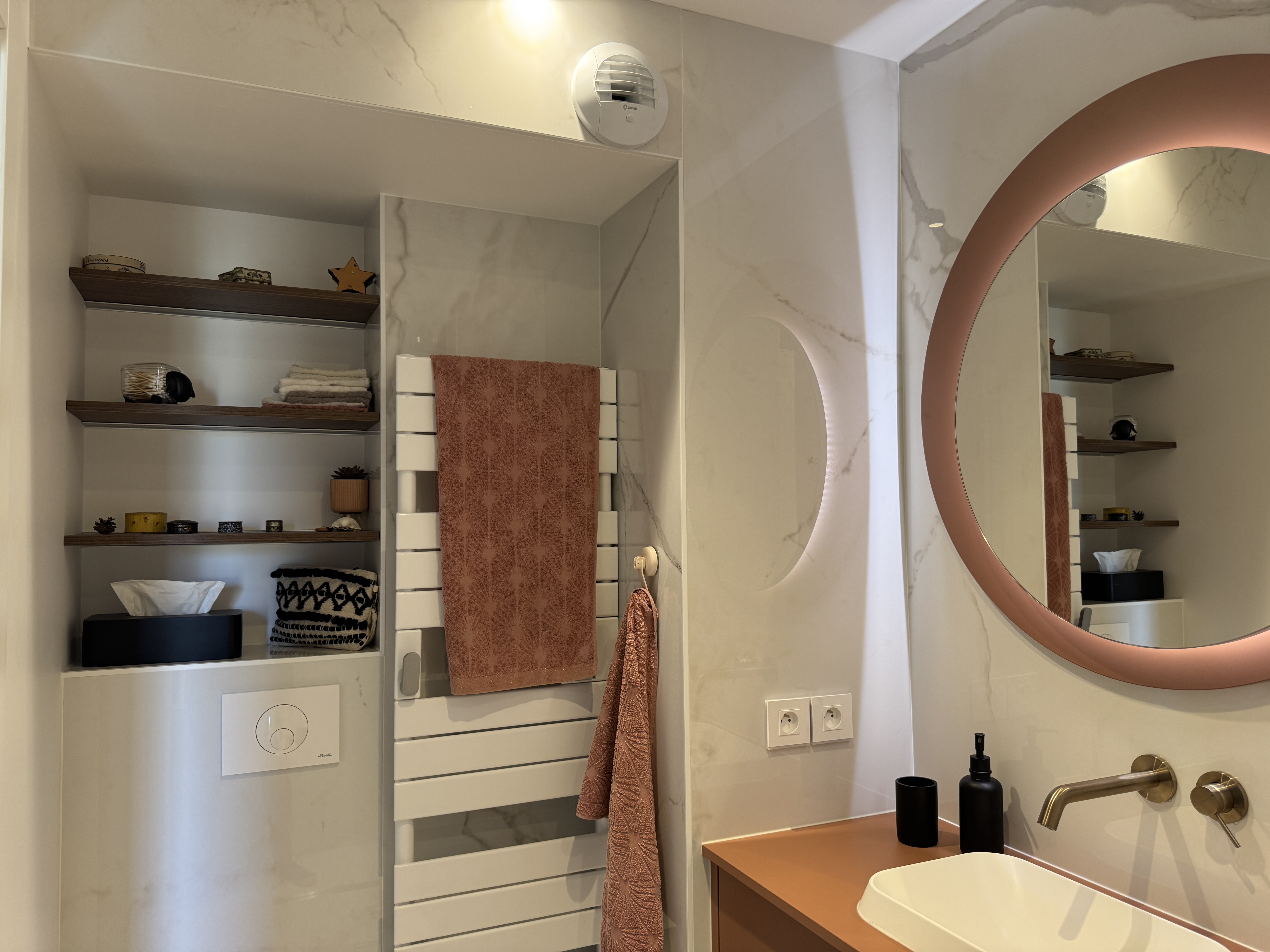 Vue d'ensemble de la salle de bain terre rouge