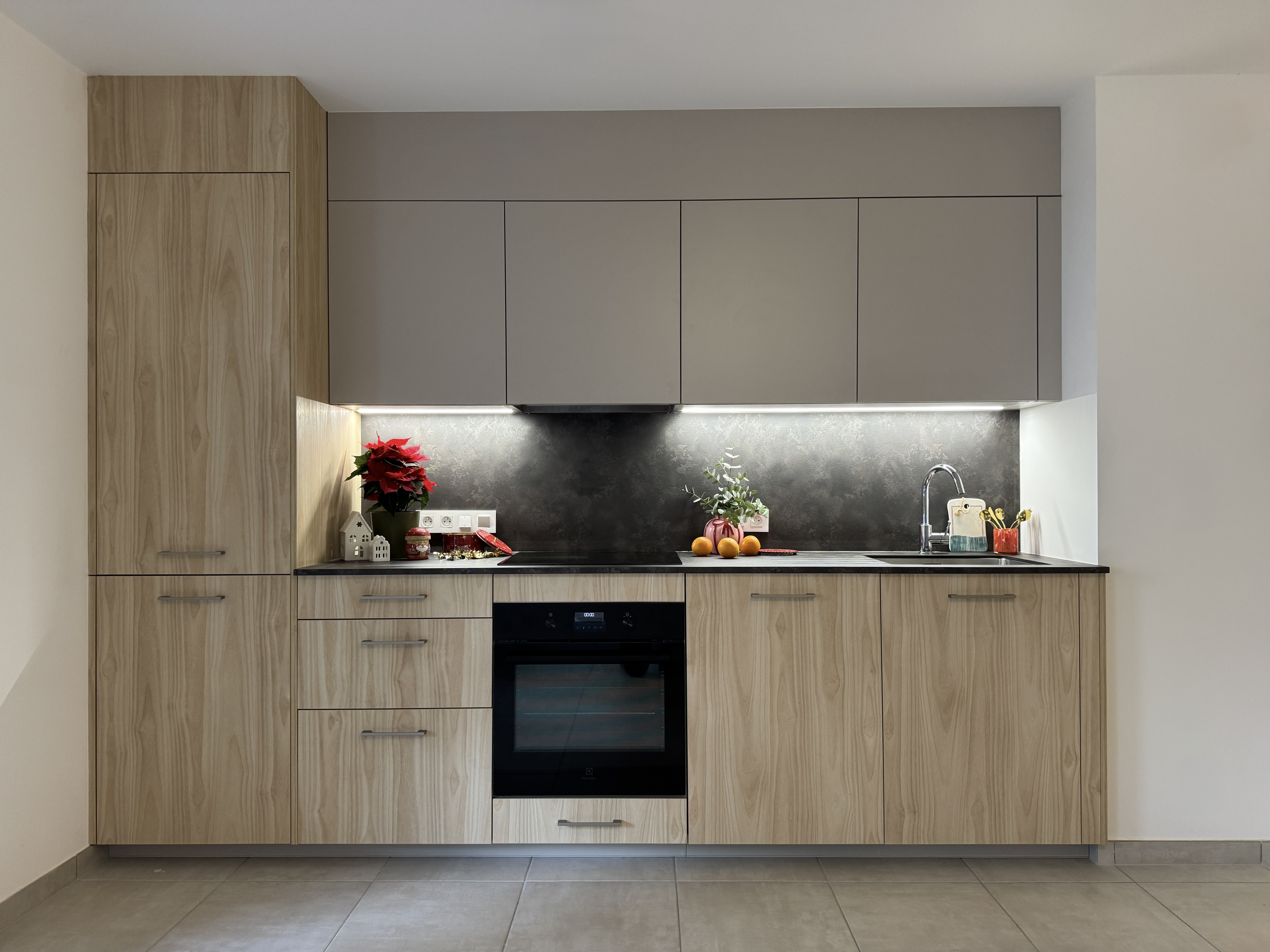 Vue de face de la cuisine bois clair et champagne