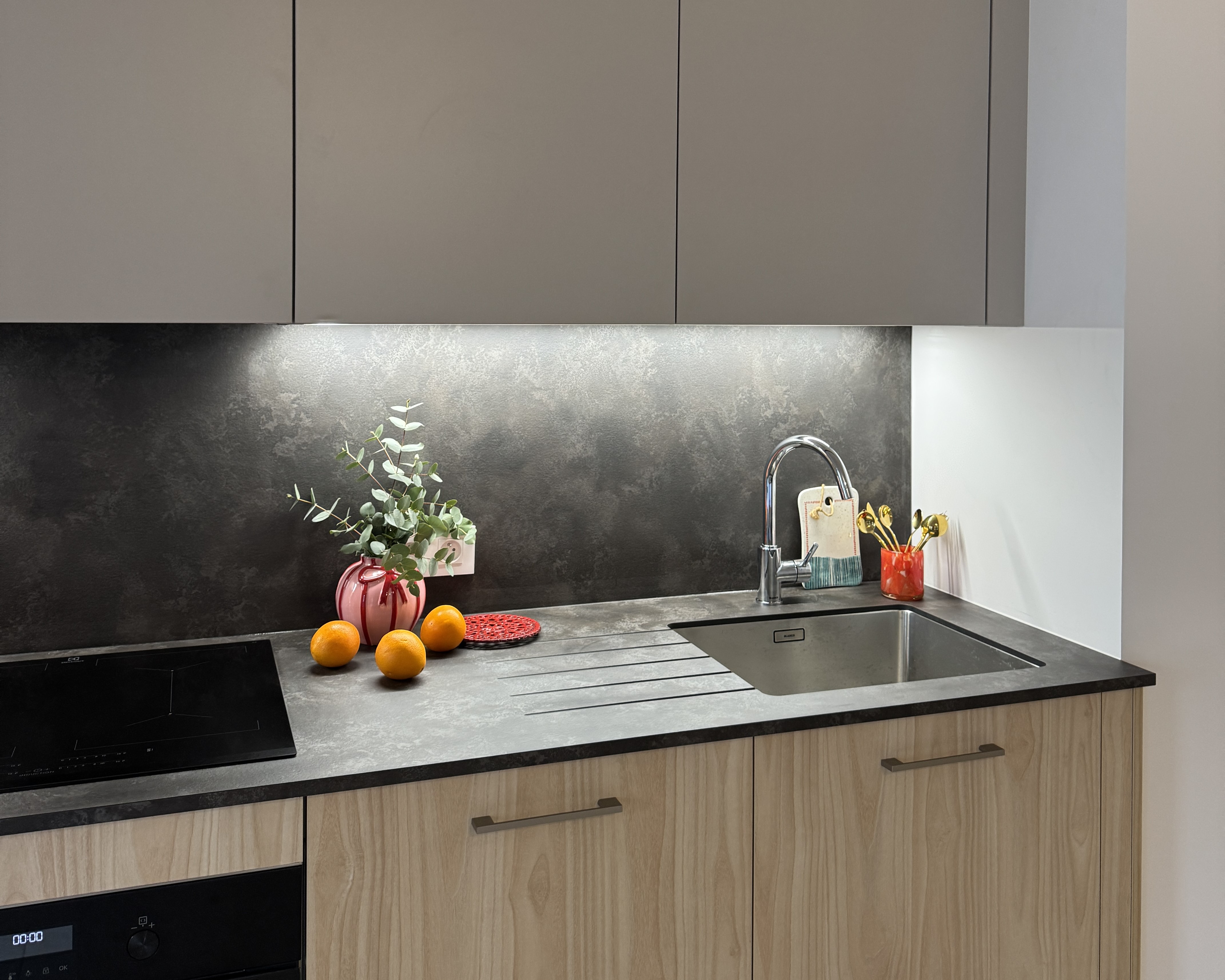 Zoom sur les LED qui sublime la crédence minérale noire