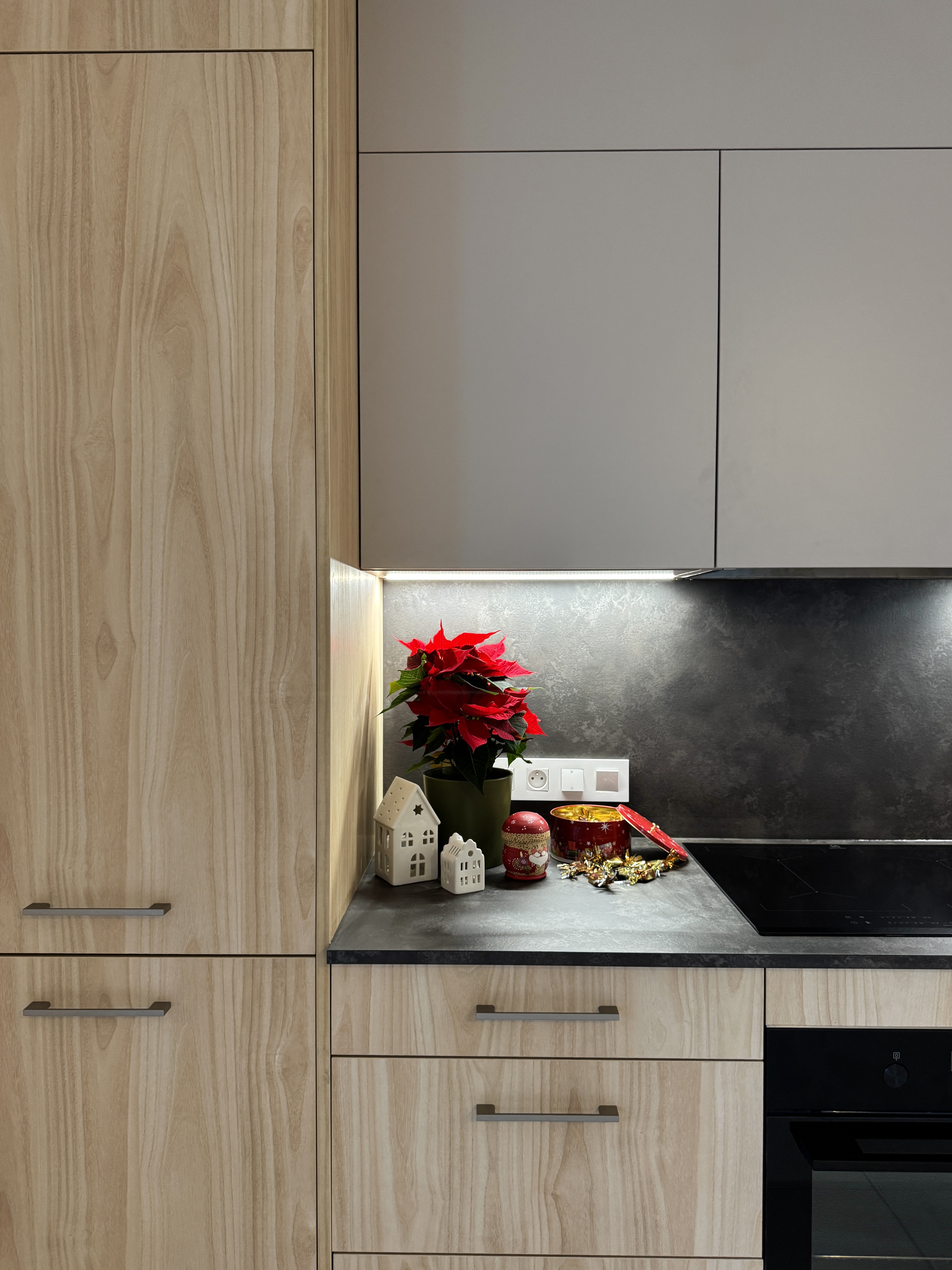 Détail de l'organisation de la cuisine ouverte bois clair