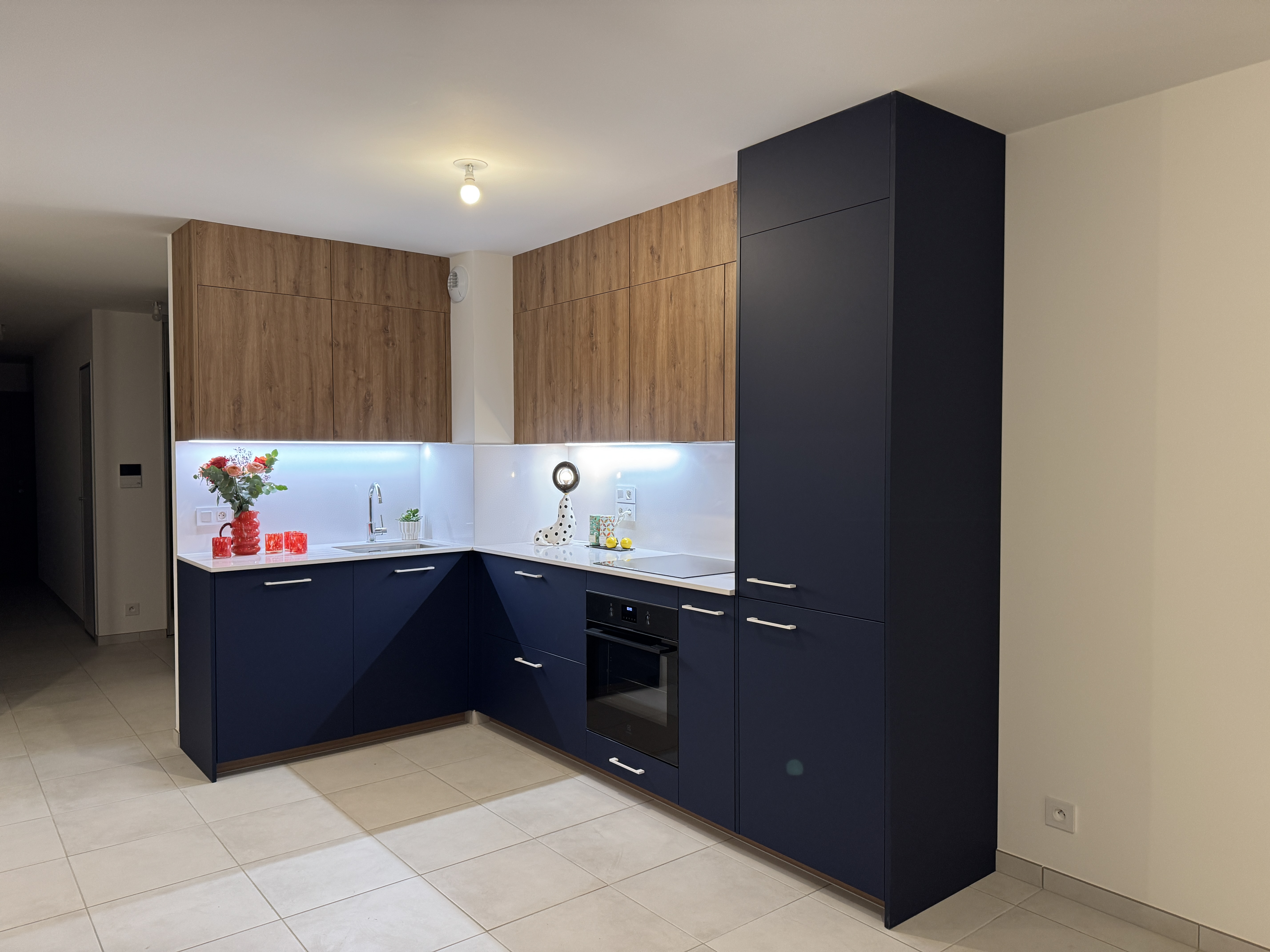 Vue d'ensemble de la cuisine chêne et bleu