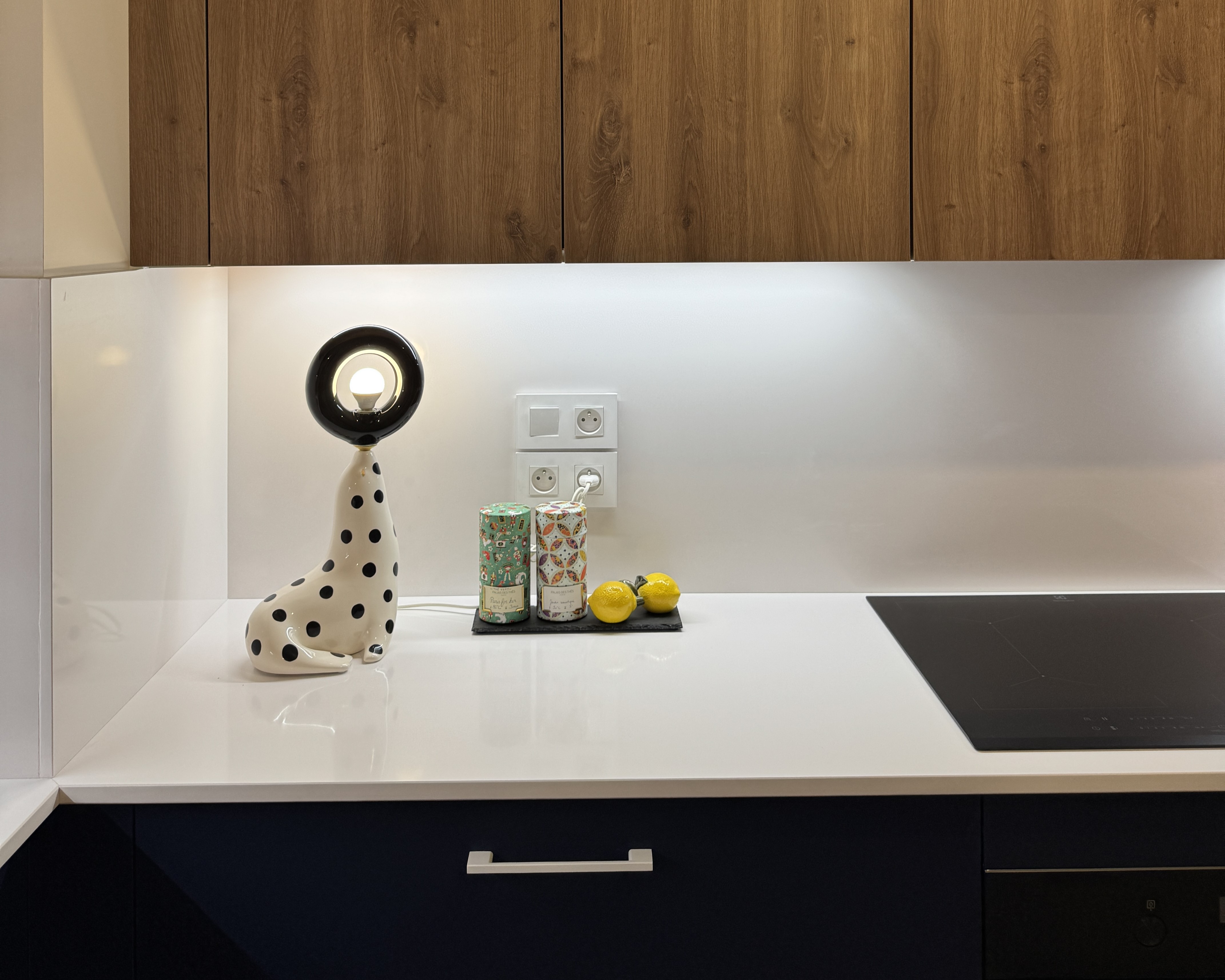 Zoom sur la pierre blanche et lumineuse de la cuisine