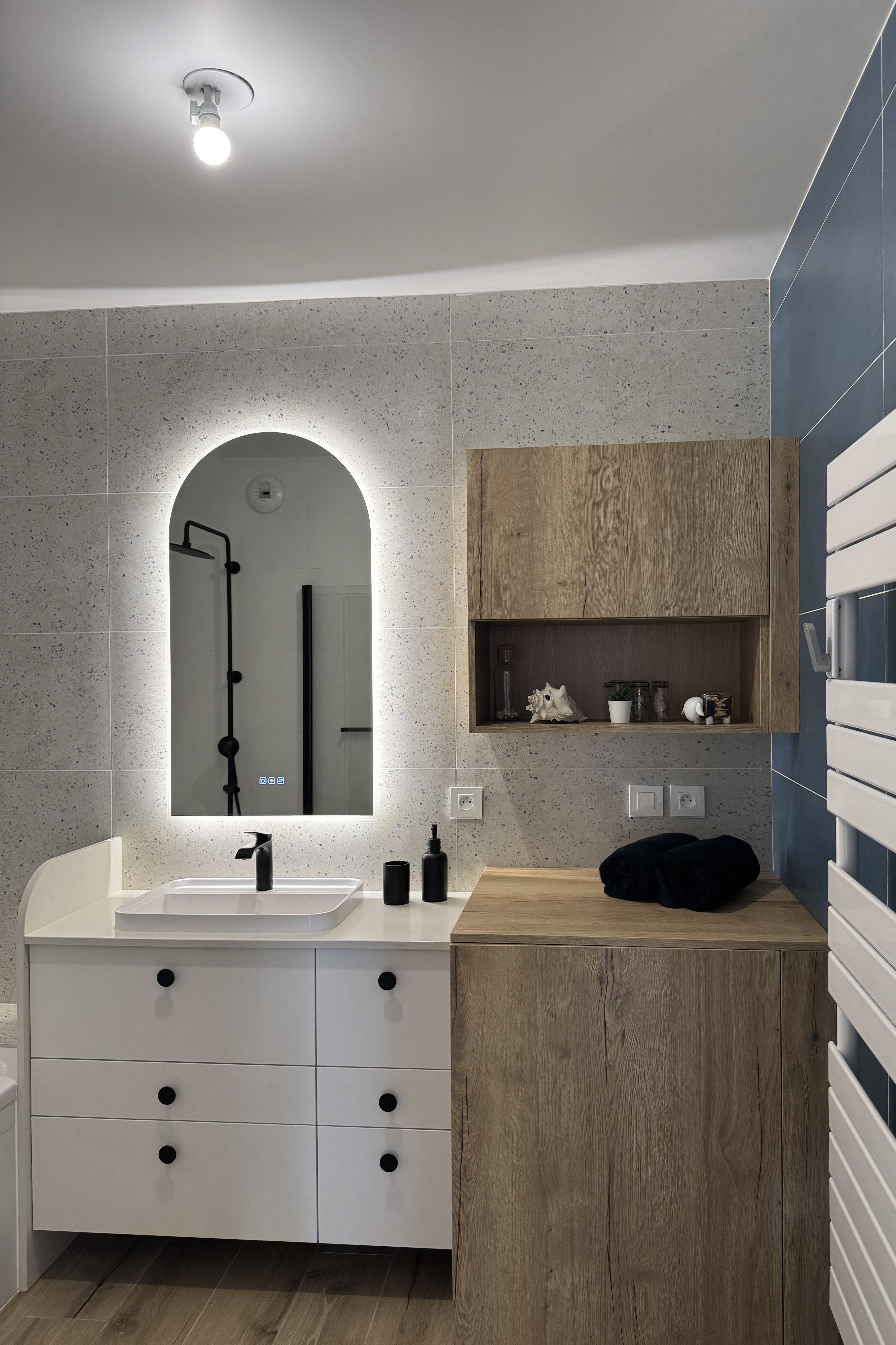 Vue de face de la salle de bain chêne terrazzo et bleu