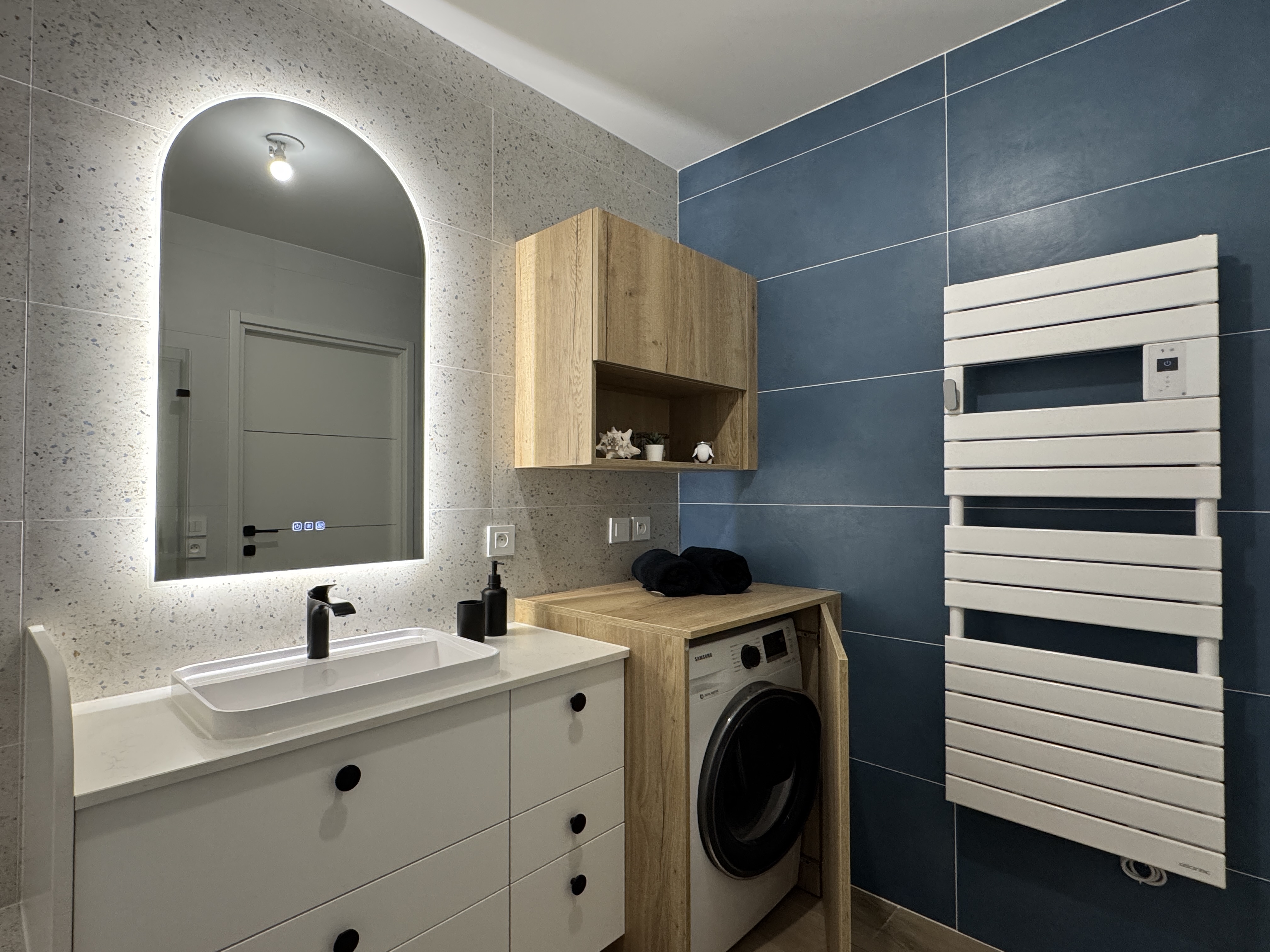 Zoom sur le meuble sur mesure qui dissimule le lave linge