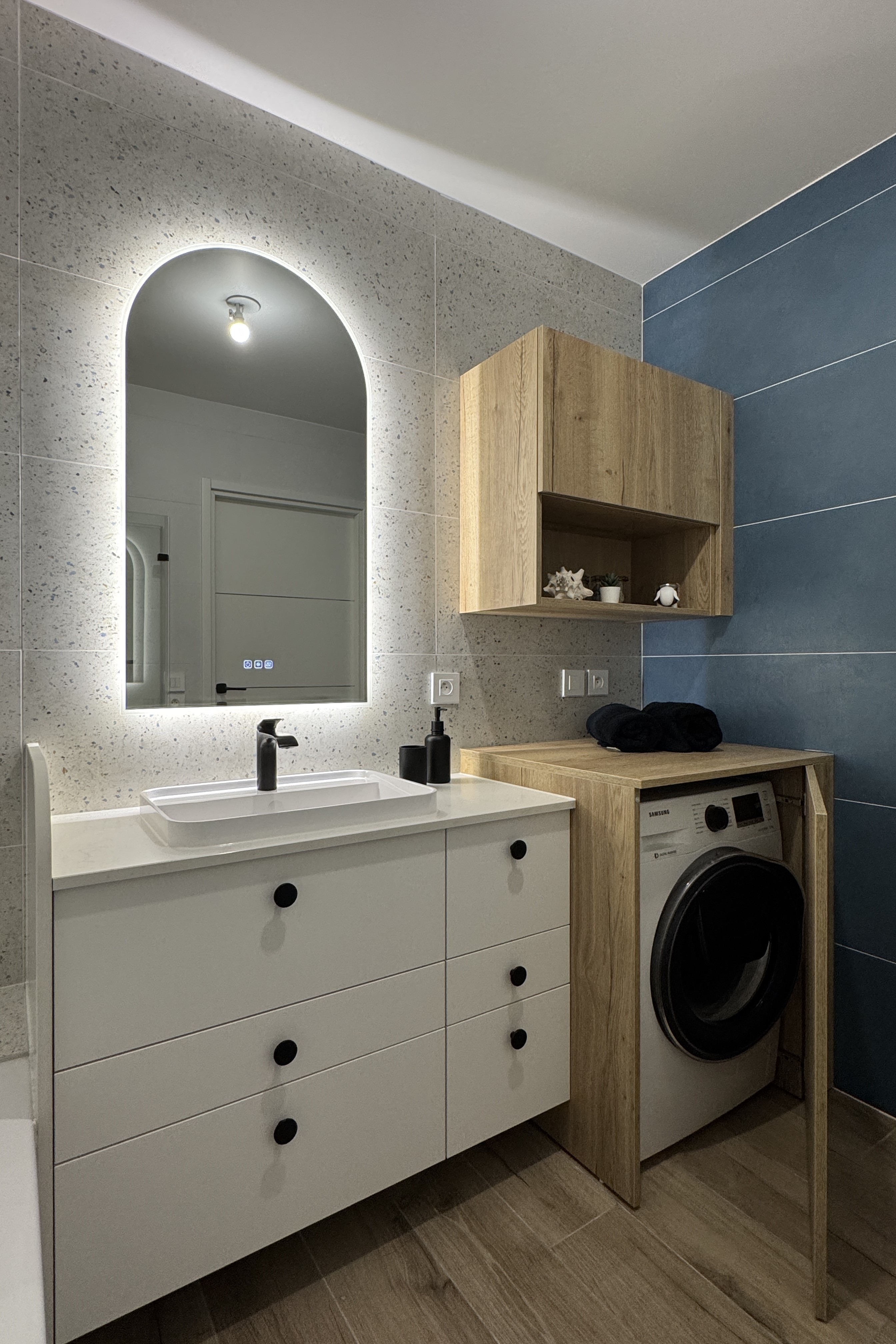 Vue d'une nouvelle perspective de la salle de bain esprit marin